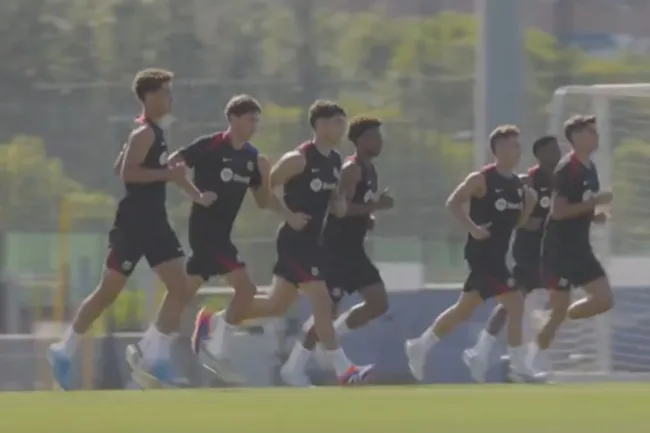 Các cầu thủ Barcelona tập luyện với quyết tâm cao cho mùa giải mới