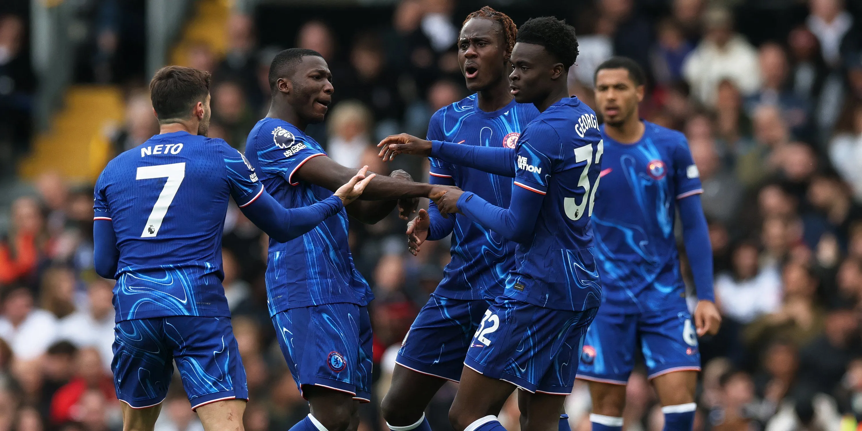 Các cầu thủ Chelsea thi đấu ở Ngoại hạng Anh, trong cuộc đua giành vé dự cúp châu Âu