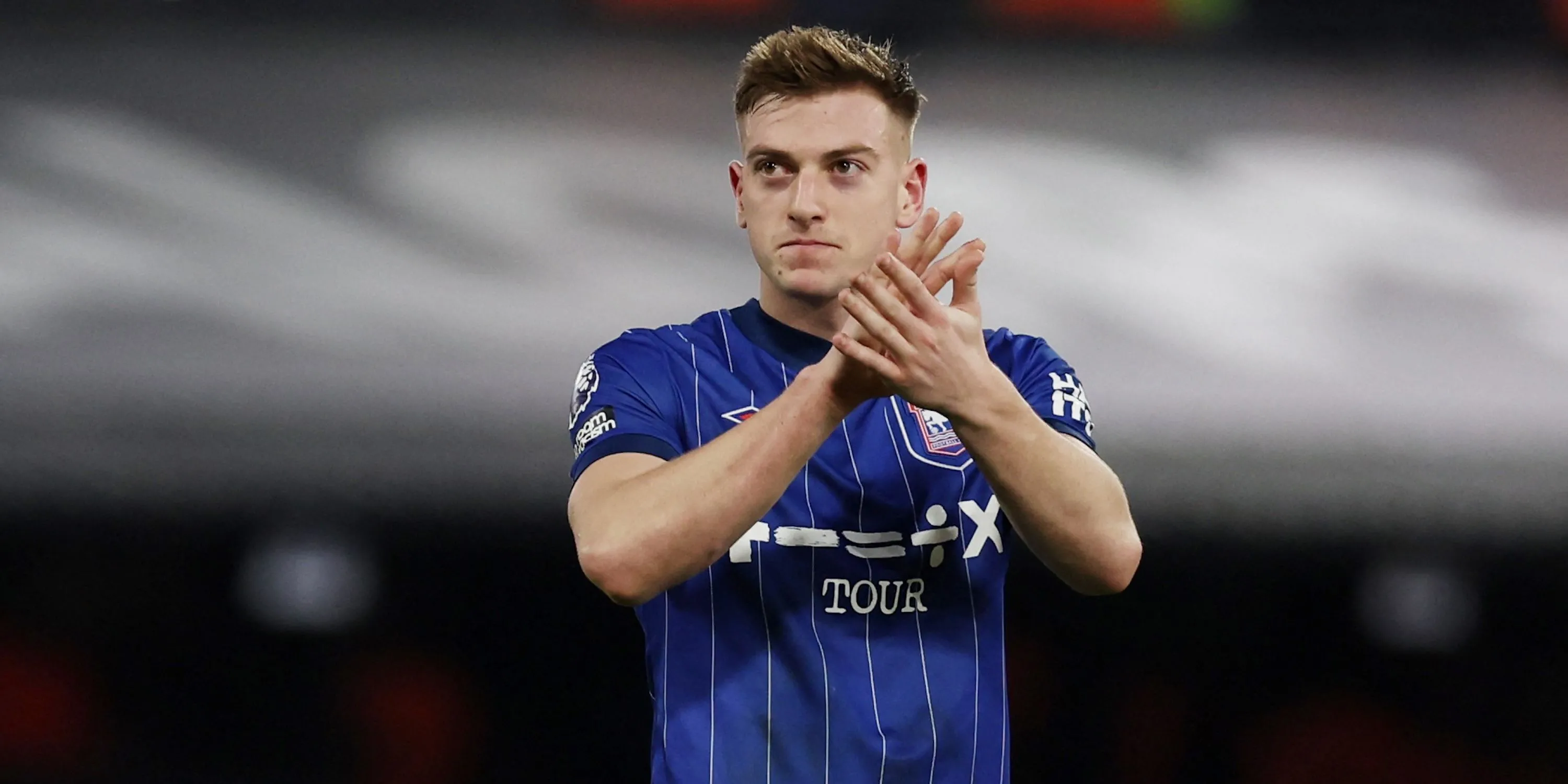 Cầu thủ Liam Delap của Ipswich Town vỗ tay cảm ơn người hâm mộ sau trận đấu