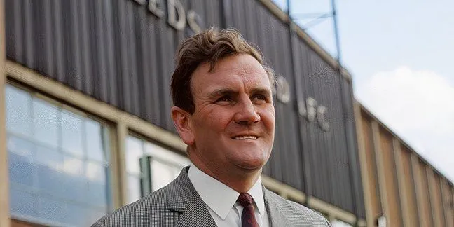 Don Revie, một trong những huyền thoại Man City từng khoác áo số 10, trong màu áo CLB.