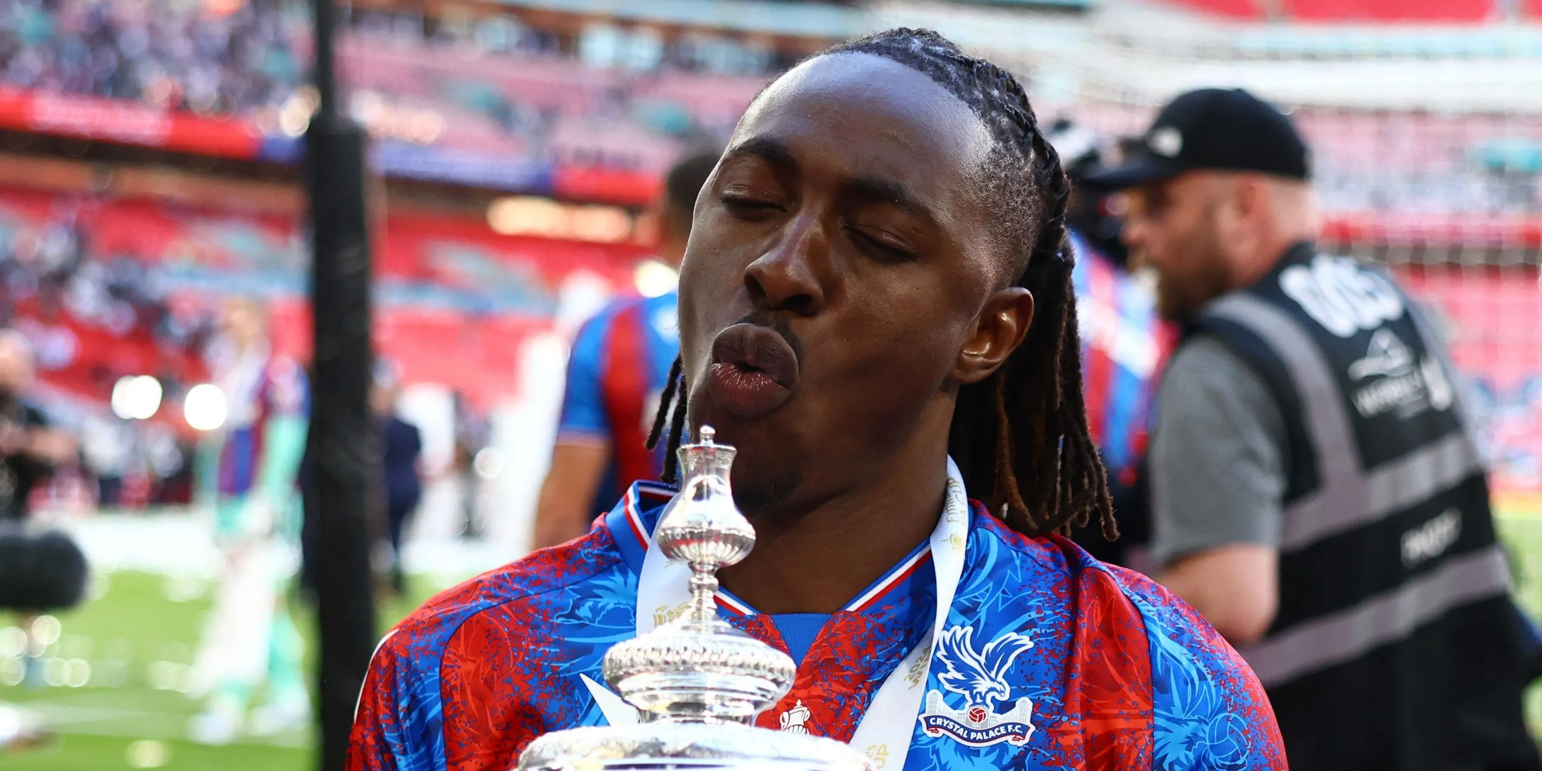 Eberechi Eze ăn mừng danh hiệu FA Cup cùng Crystal Palace