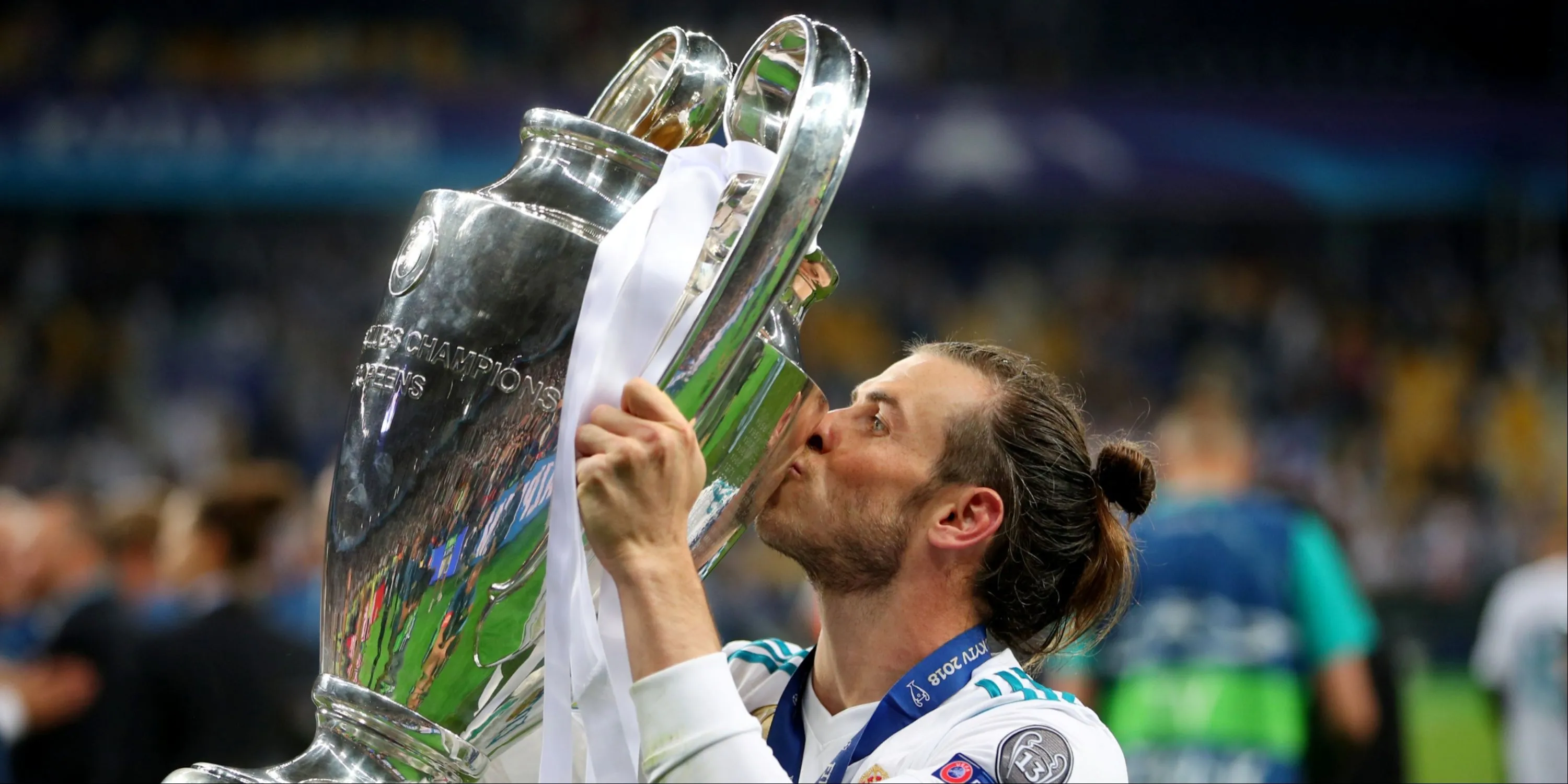 Gareth Bale của Real Madrid hôn chiếc cúp Champions League mùa giải 2016/17