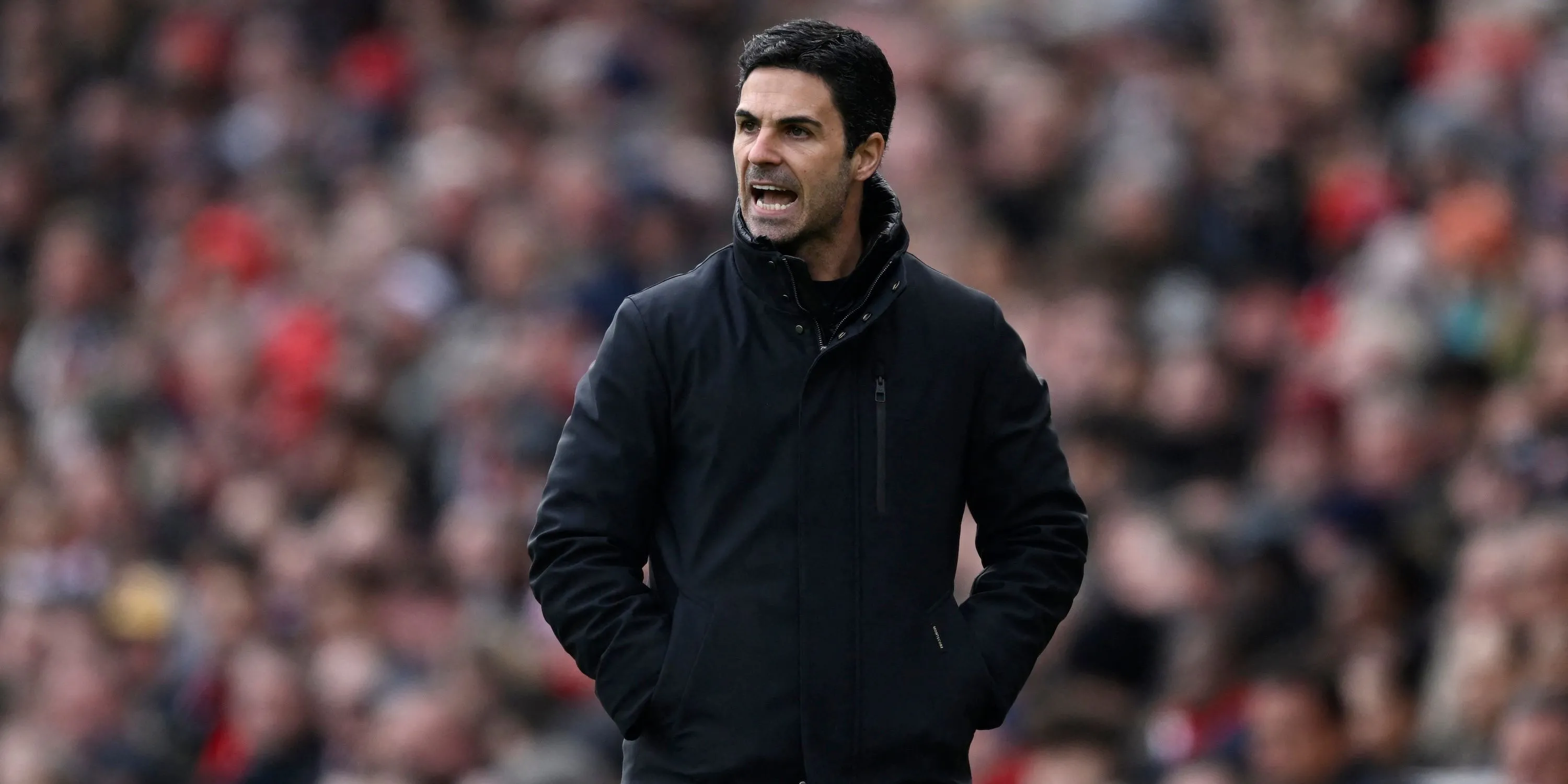 HLV Mikel Arteta của Arsenal đang phản ứng trên sân