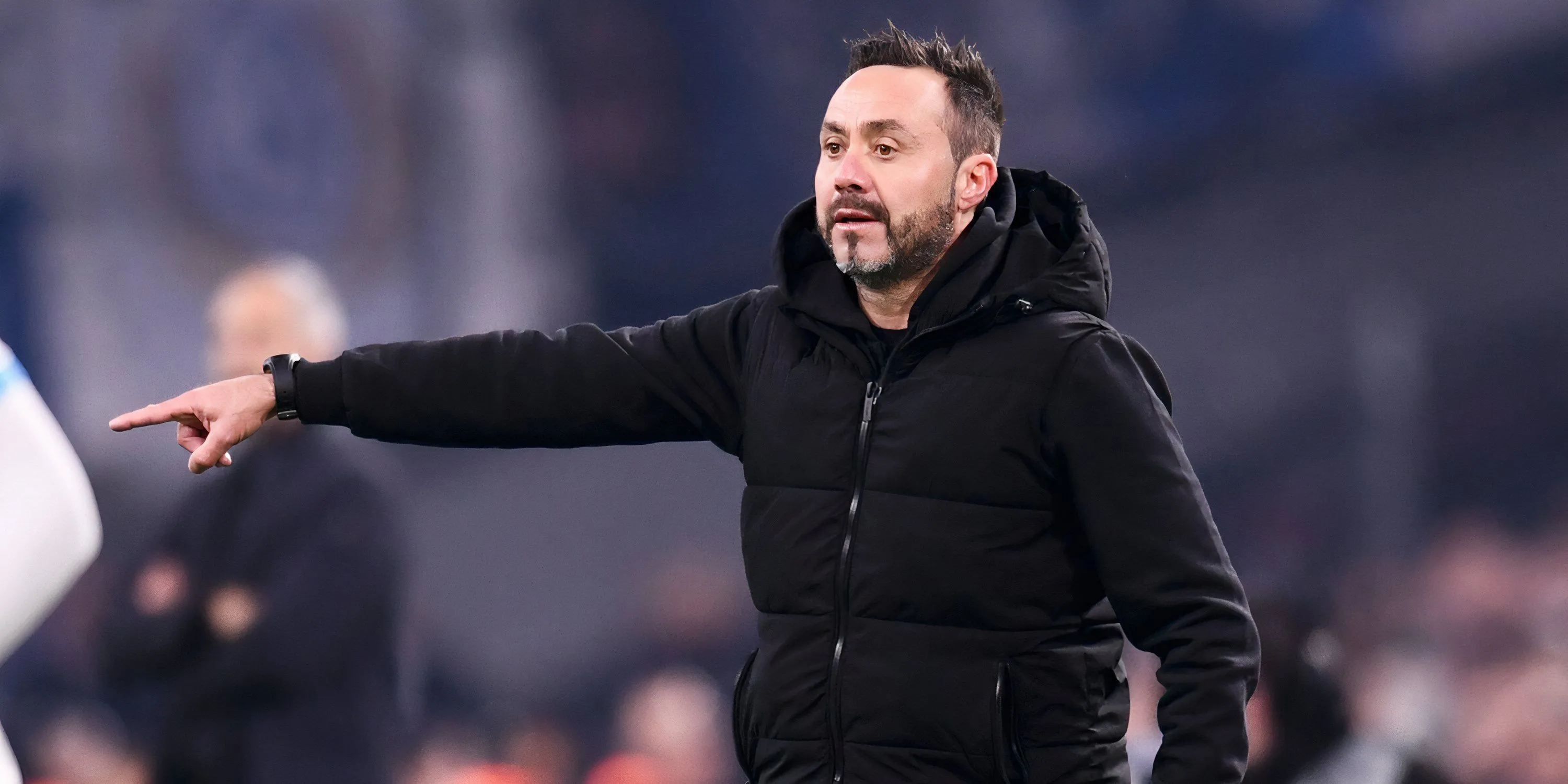 HLV Roberto De Zerbi trên đường biên, cựu HLV Brighton được Tottenham nhắm đến