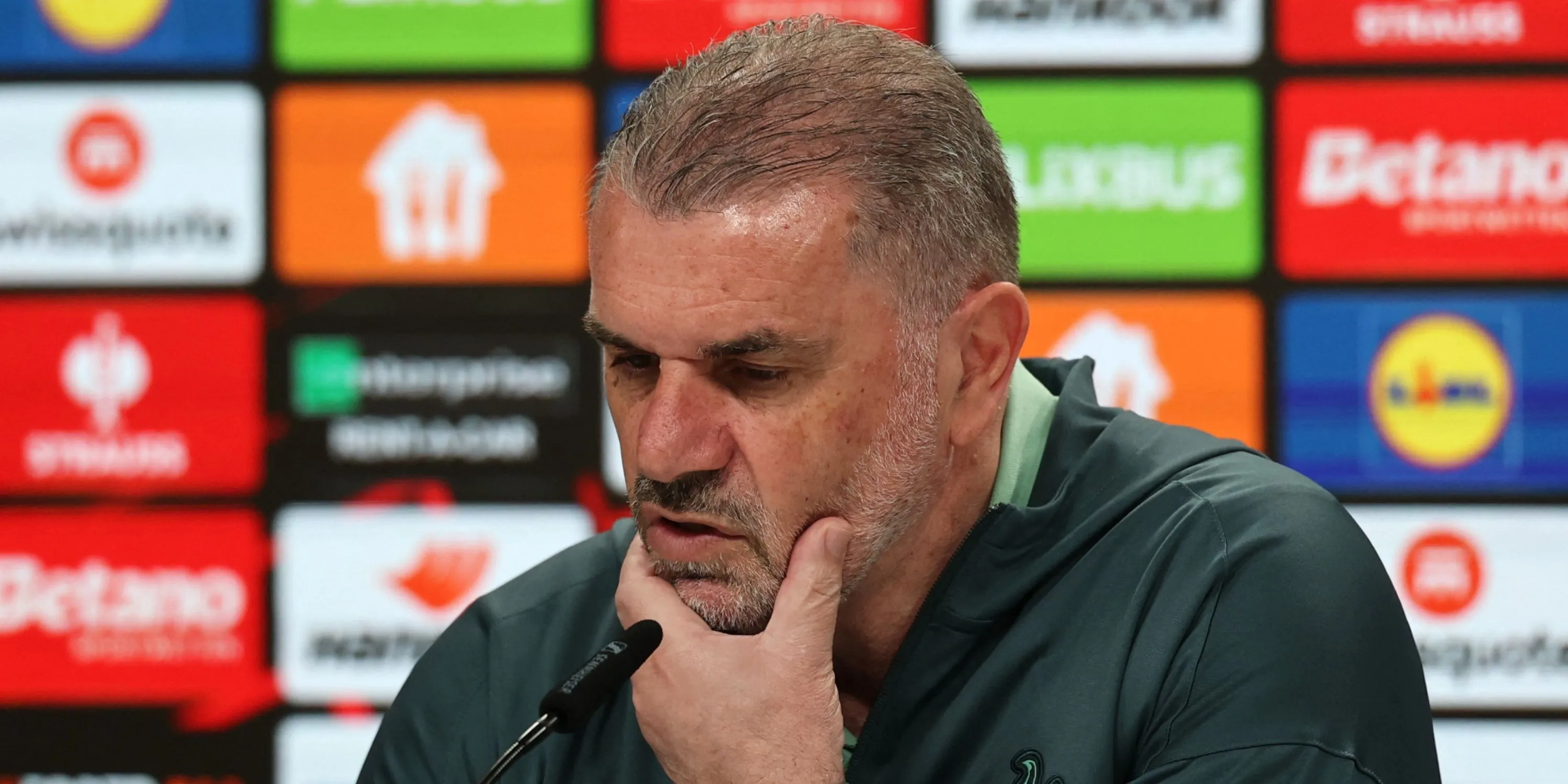 Huấn luyện viên Ange Postecoglou của Tottenham đang theo dõi trận đấu từ đường biên