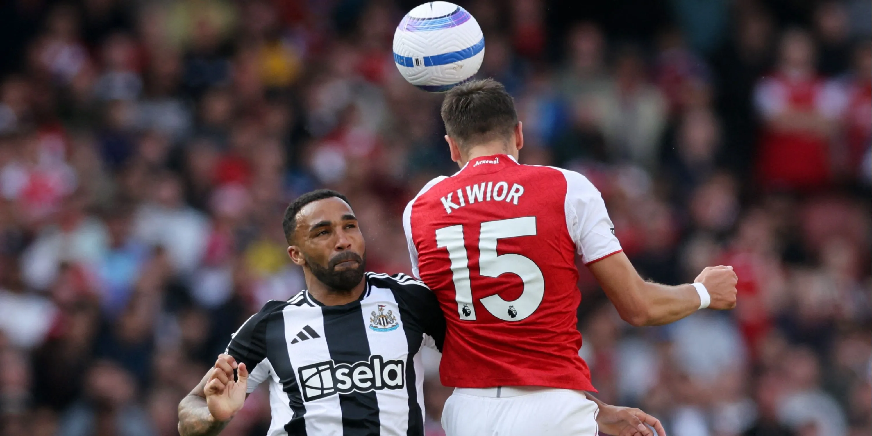 Jakub Kiwior ăn mừng cùng đồng đội sau trận thắng của Arsenal