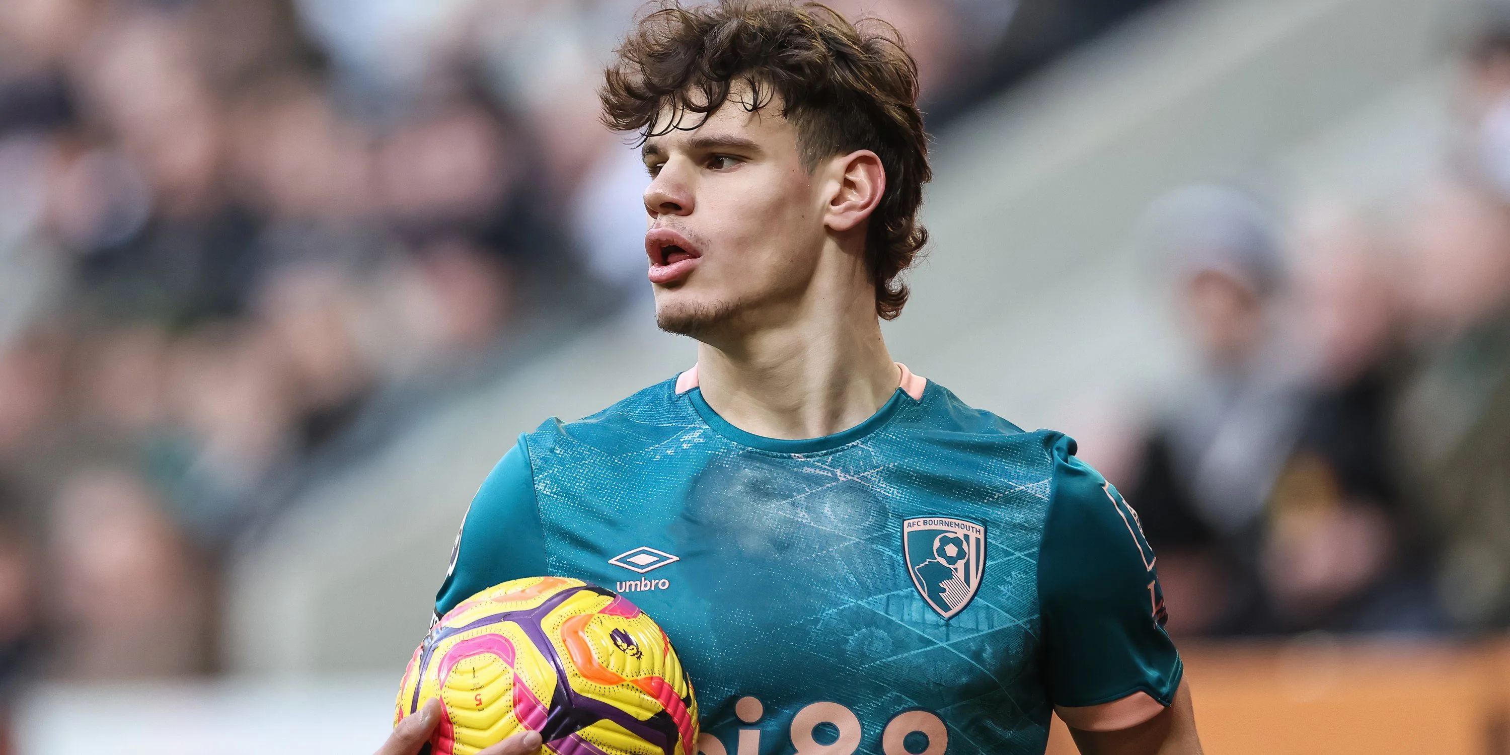 Milos Kerkez trong màu áo Bournemouth thi đấu tại Ngoại hạng Anh