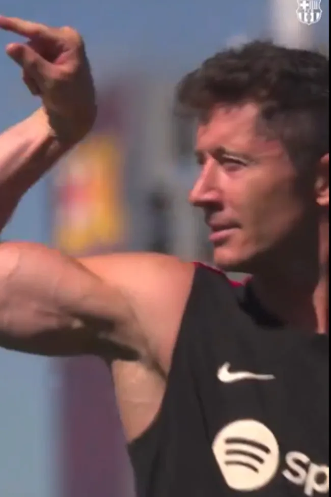 Robert Lewandowski khoe cơ bắp trong buổi tập chuẩn bị mùa giải mới cùng Barca