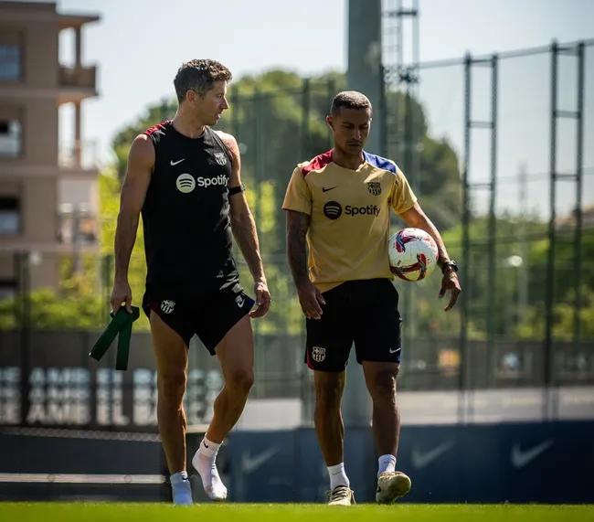 Robert Lewandowski và Thiago Alcantara trò chuyện trên sân tập Barcelona