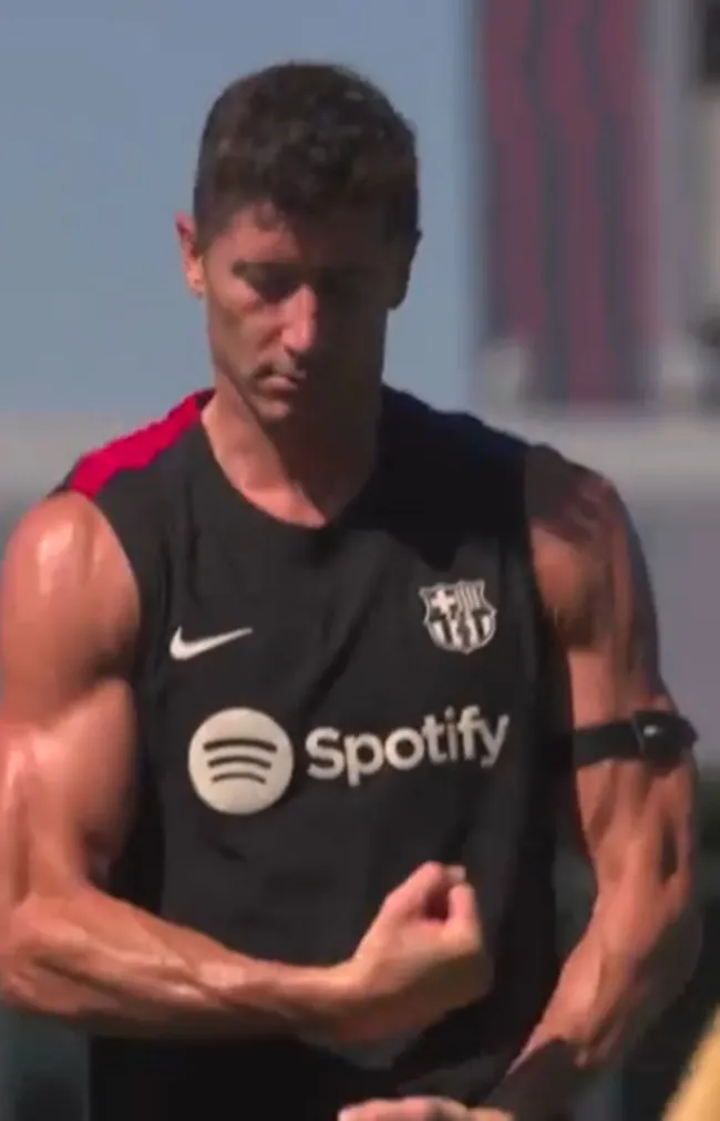 Thể hình cơ bắp săn chắc của tiền đạo Robert Lewandowski trong buổi tập Barcelona