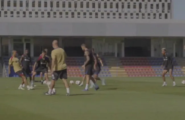Thiago Alcantara thể hiện kỹ năng xử lý bóng tinh tế trên sân tập của Barca