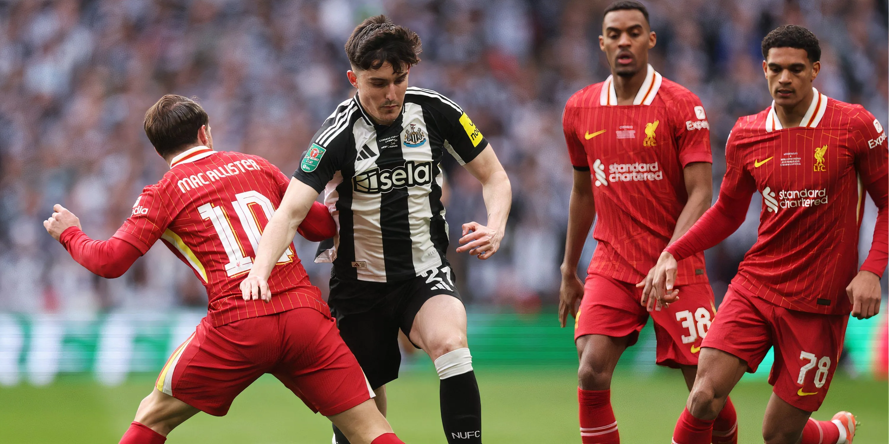 Tino Livramento, hậu vệ Newcastle, tranh bóng với Alexis Mac Allister trong một trận đấu tại Ngoại hạng Anh