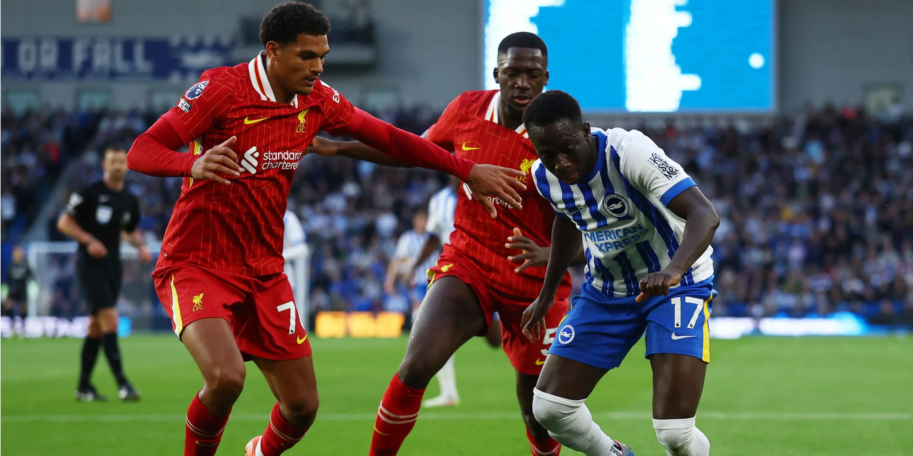 Trung vệ trẻ Jarell Quansah thi đấu cho Liverpool