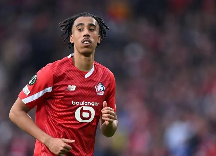 Trung vệ trẻ Leny Yoro thi đấu ấn tượng trong màu áo Lille tại Ligue 1.