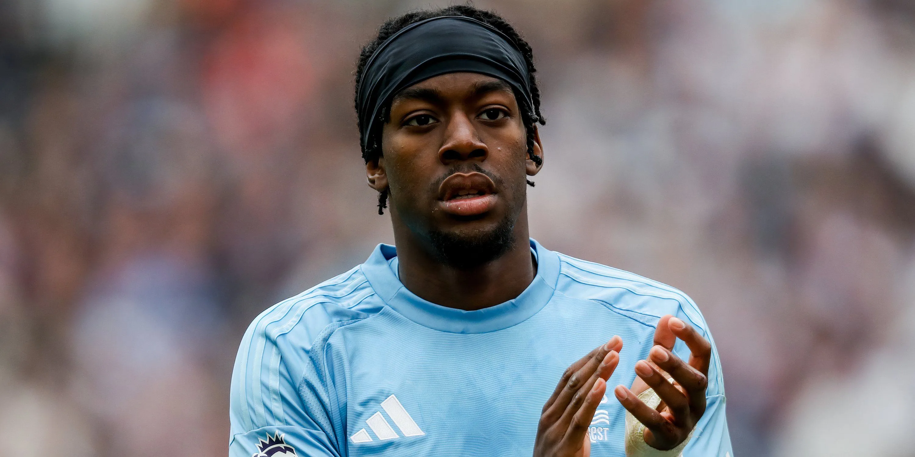 Anthony Elanga tri ân cổ động viên Nottingham Forest sau trận đấu, giữa lúc tin đồn chuyển nhượng tới Newcastle