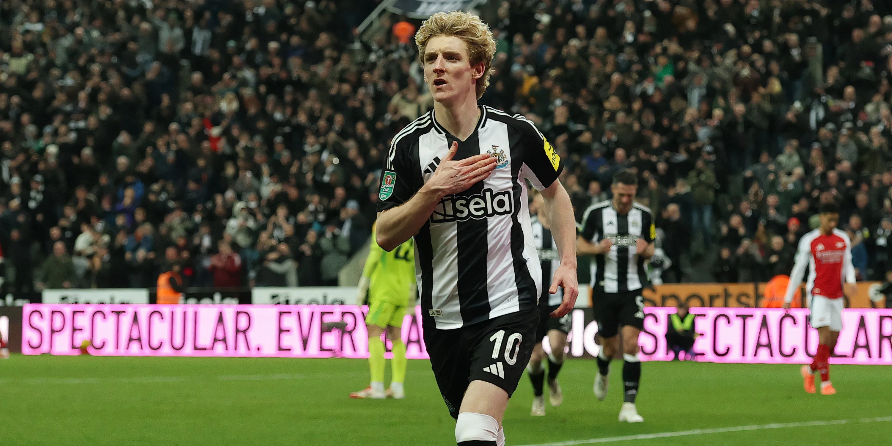Anthony Gordon trong màu áo Newcastle United
