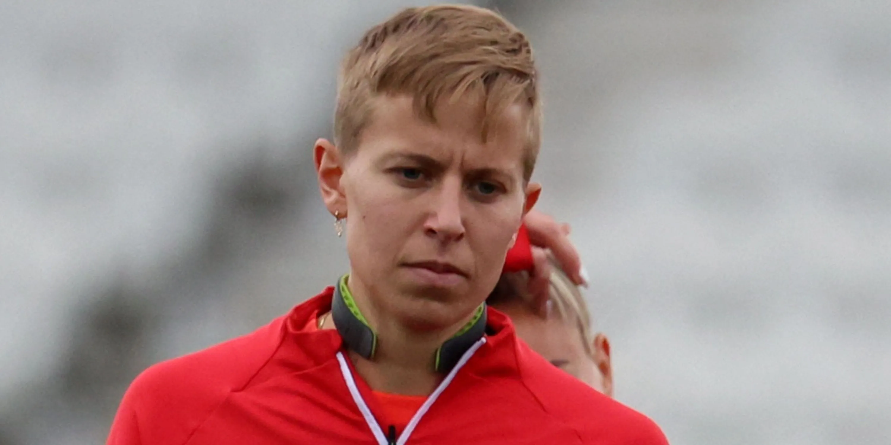 Cầu thủ Quinn (Canada) đeo vòng cổ Q-Collar giúp phòng ngừa chấn động tại World Cup Nữ 2023