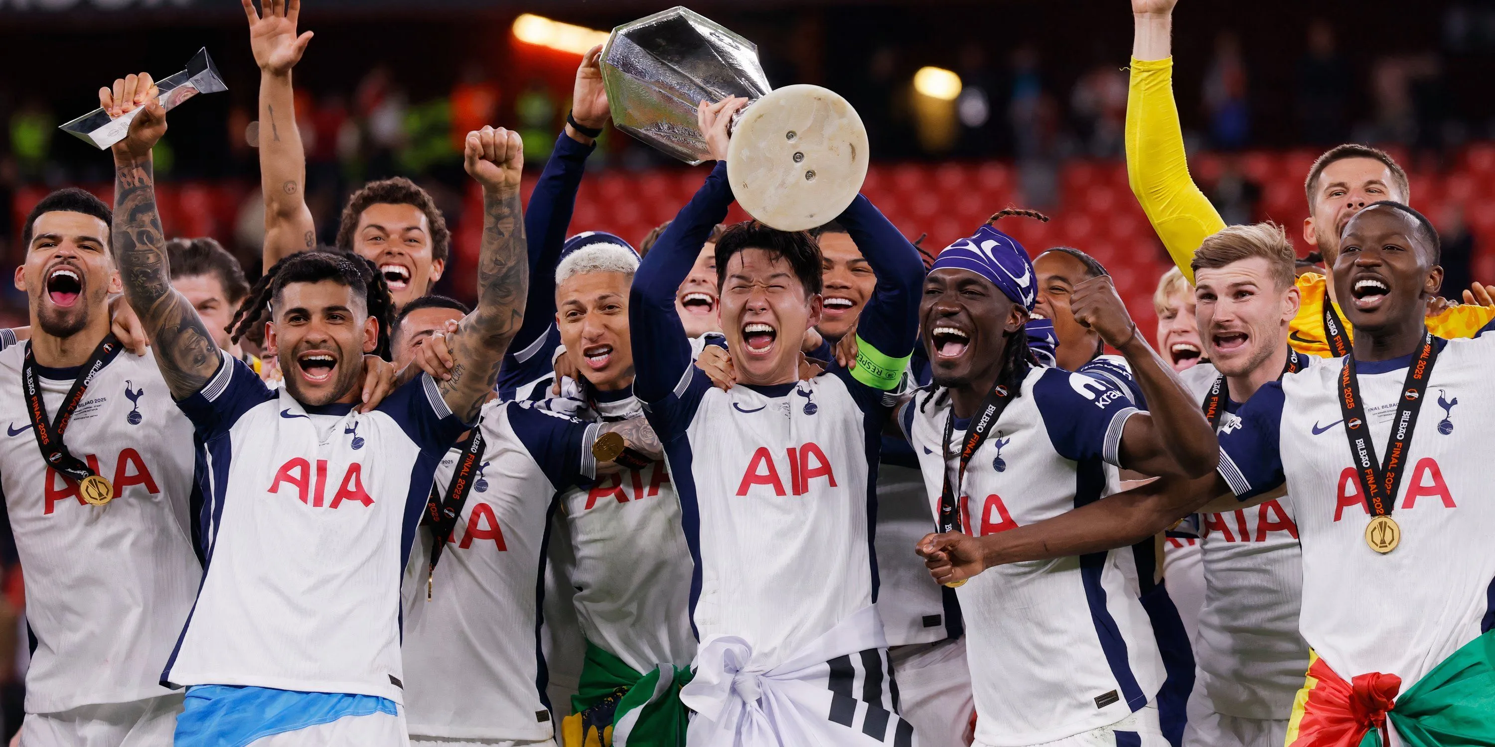 Đội trưởng Son Heung-min và các cầu thủ Tottenham ăn mừng chức vô địch Europa League, chuẩn bị cho Champions League