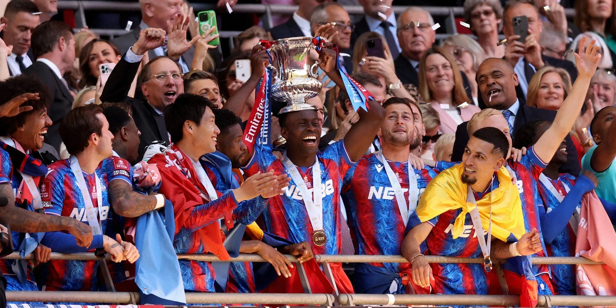Hậu vệ Marc Guehi ăn mừng cùng Crystal Palace sau khi giành vé dự cúp châu Âu