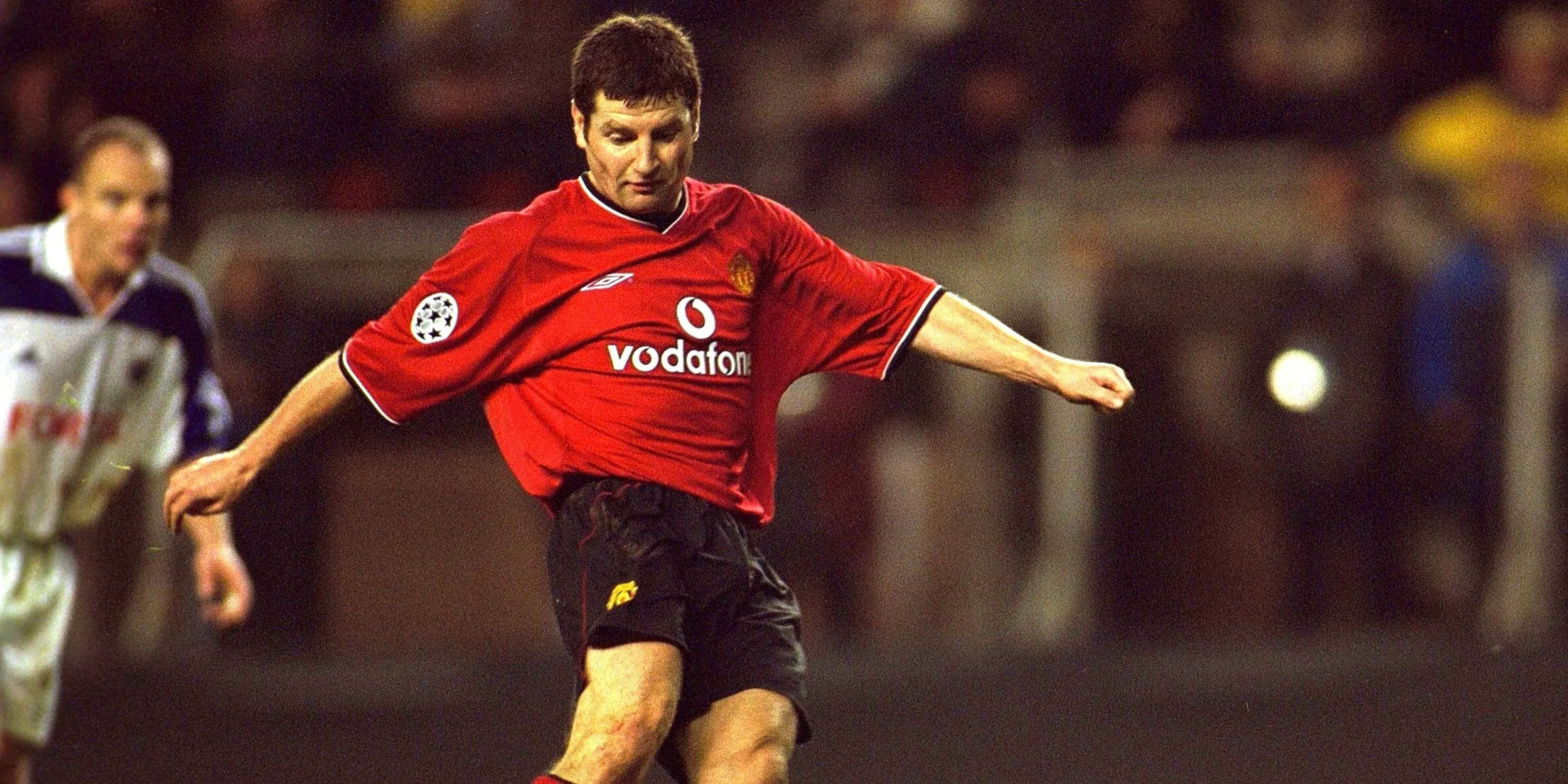 Hậu vệ trái Denis Irwin của Manchester United trong một trận đấu tại Premier League