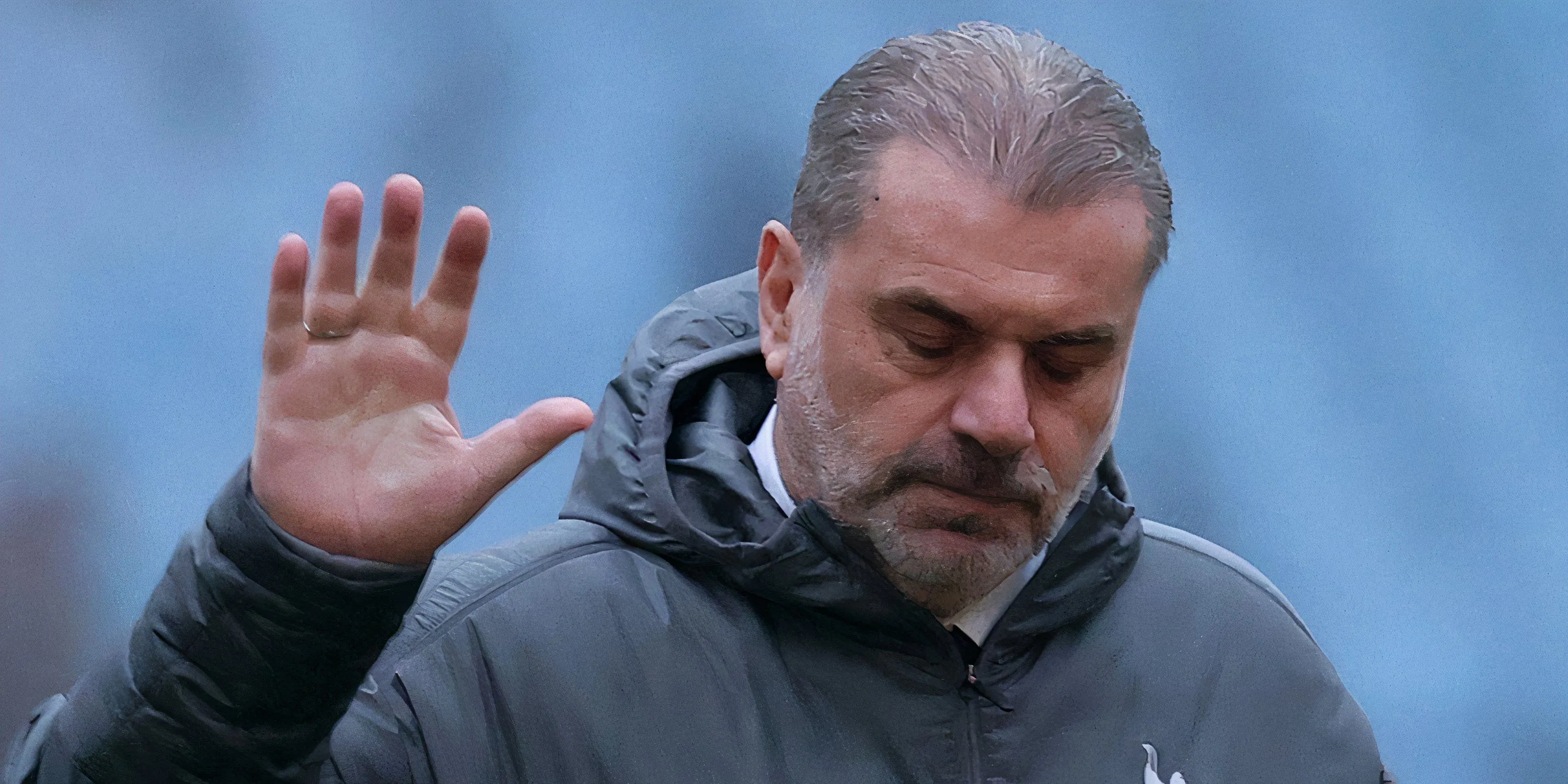 HLV Ange Postecoglou của Tottenham giơ tay trong trận đấu