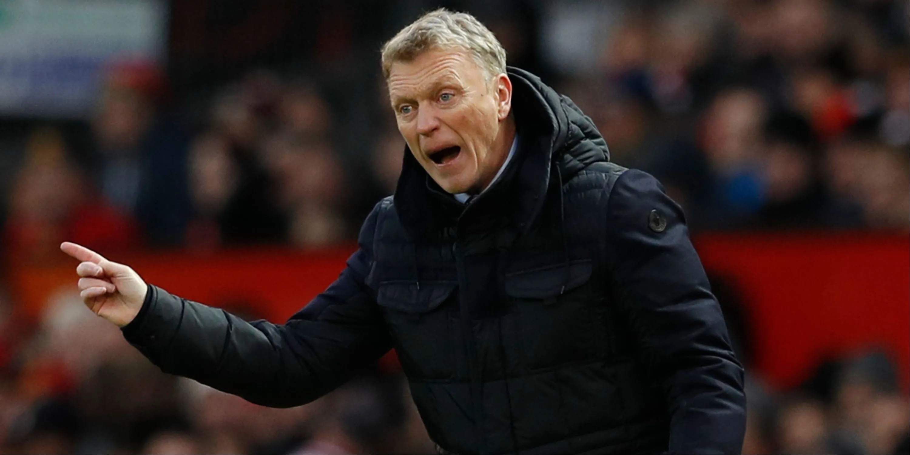 HLV David Moyes chỉ đạo trận đấu của Everton