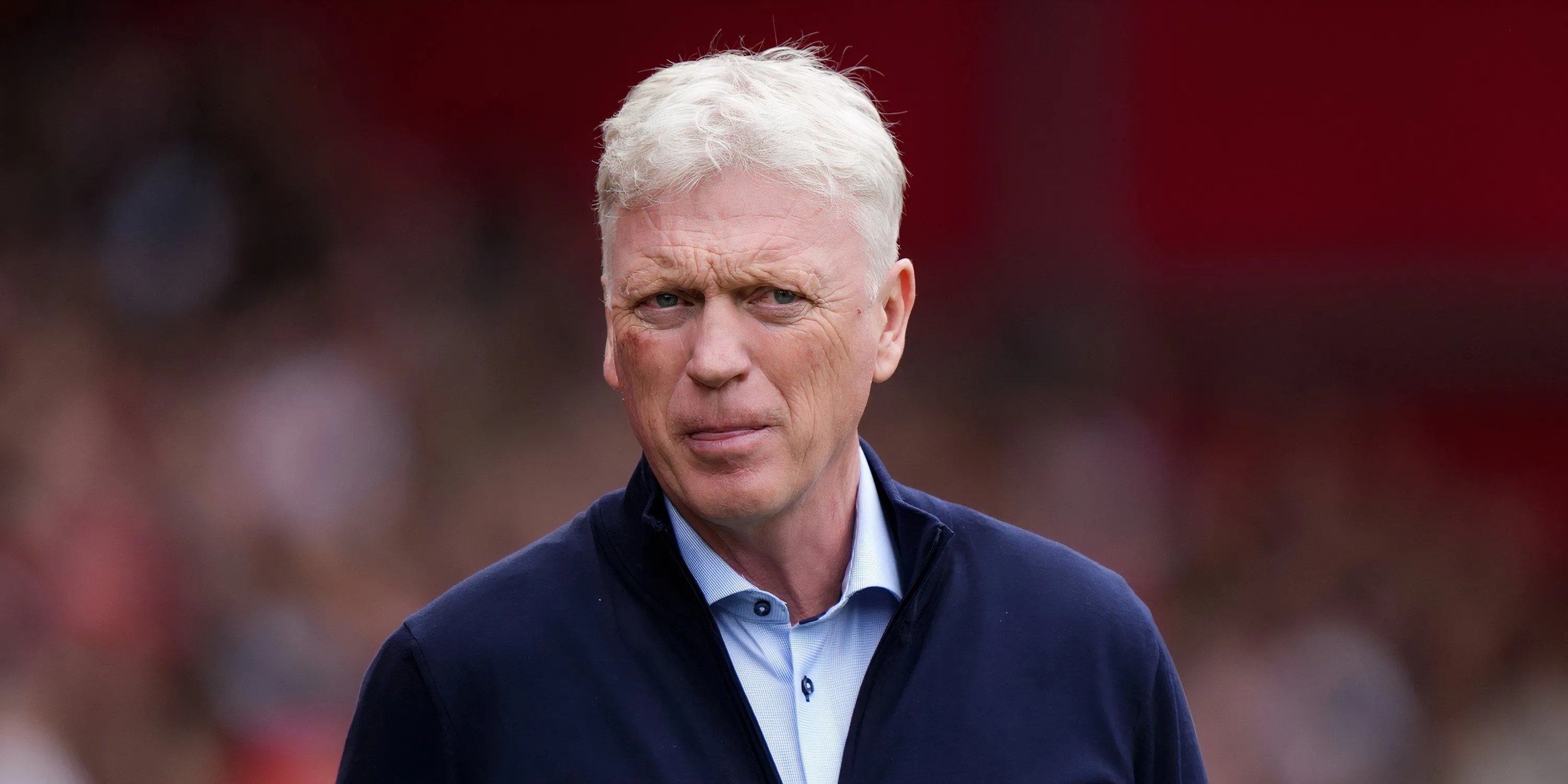 HLV David Moyes chỉ đạo trên đường biên cho Everton