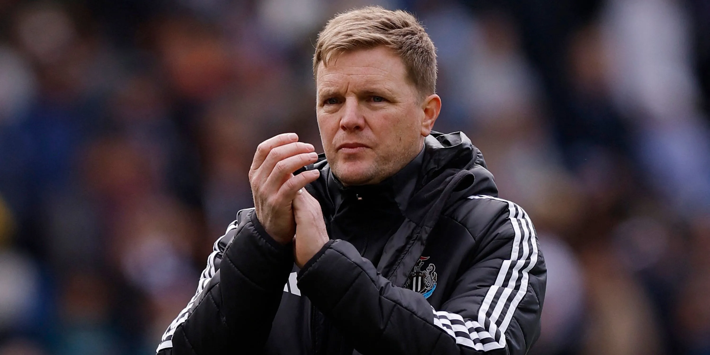 HLV Eddie Howe của Newcastle United vỗ tay cảm ơn người hâm mộ sau trận đấu