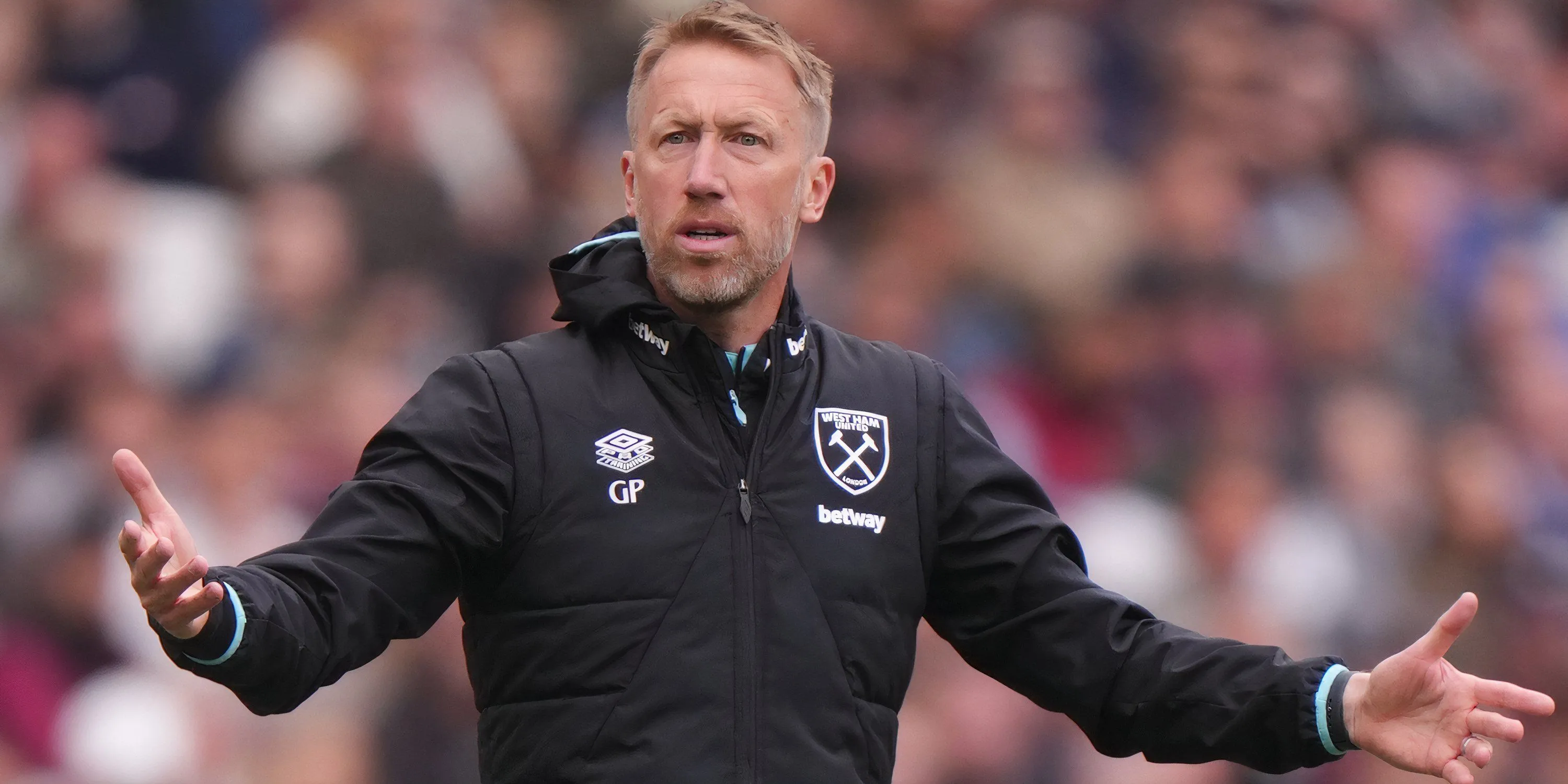 HLV Graham Potter của West Ham United trên đường biên.