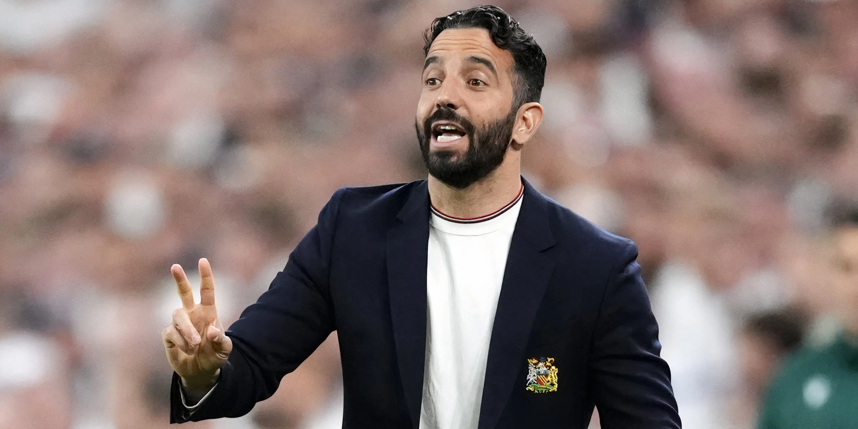 HLV Ruben Amorim chỉ đạo trận đấu cho Manchester United