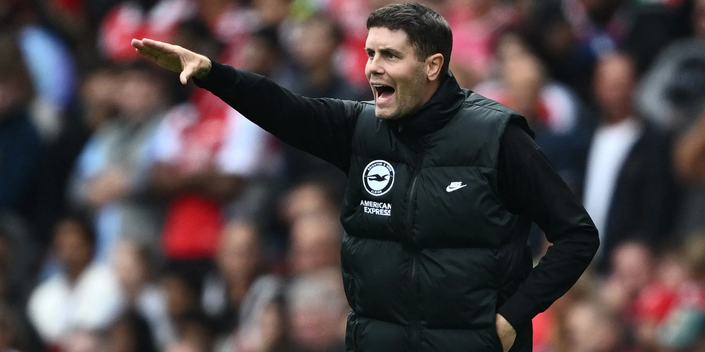 Huấn luyện viên trưởng Brighton &amp; Hove Albion, Fabian Hurzeler, trên đường biên