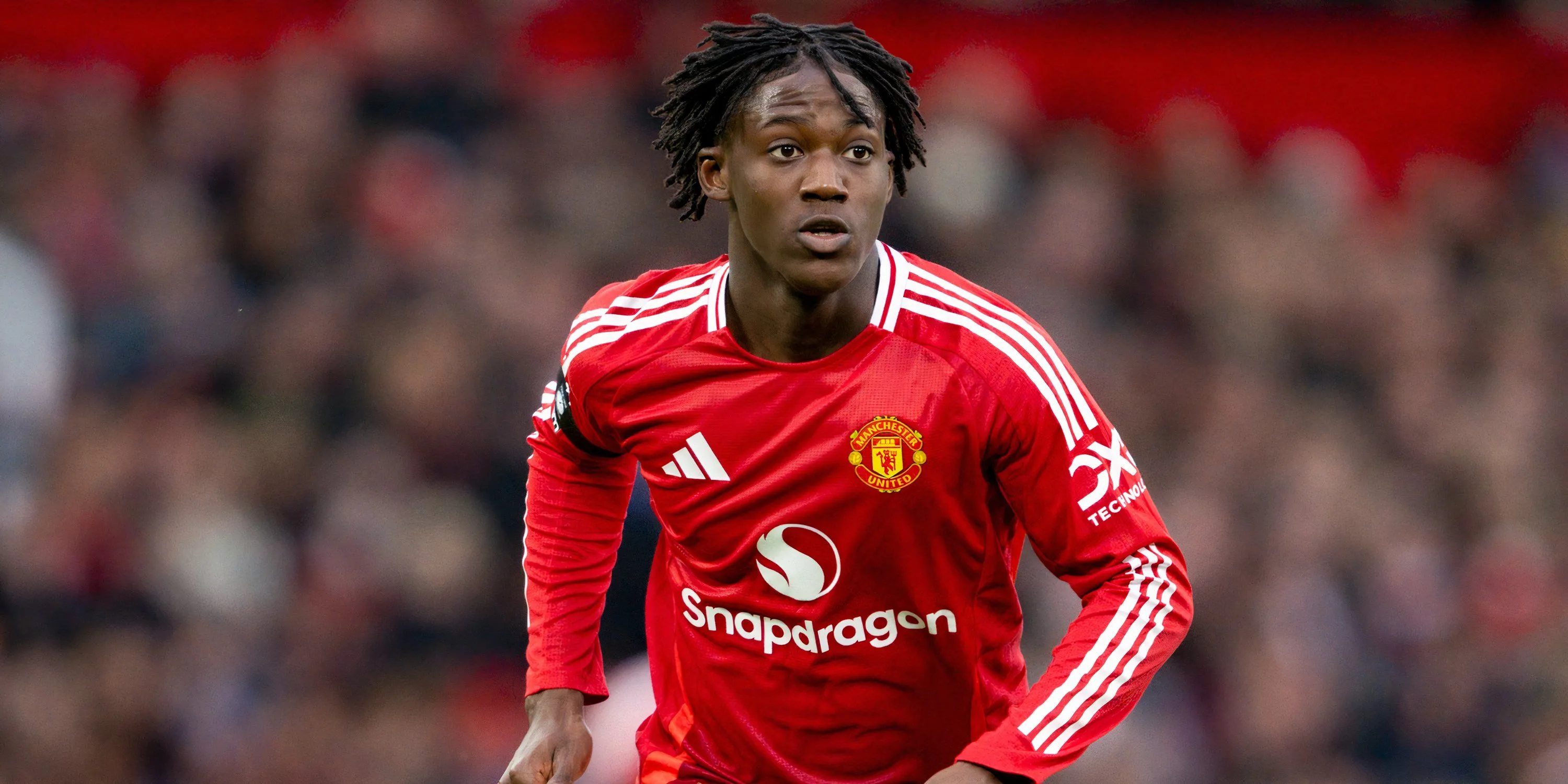 Kobbie Mainoo thi đấu trong màu áo Manchester United tại Ngoại hạng Anh