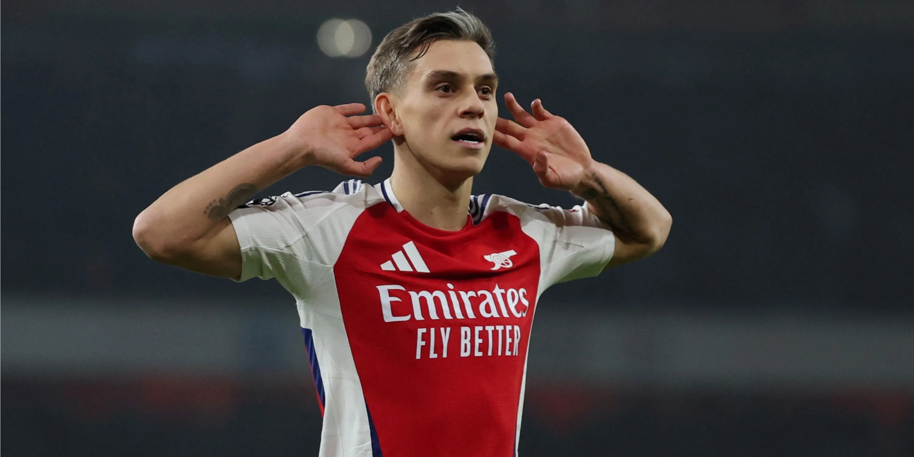 Leandro Trossard ăn mừng bàn thắng cho Arsenal tại Ngoại hạng Anh