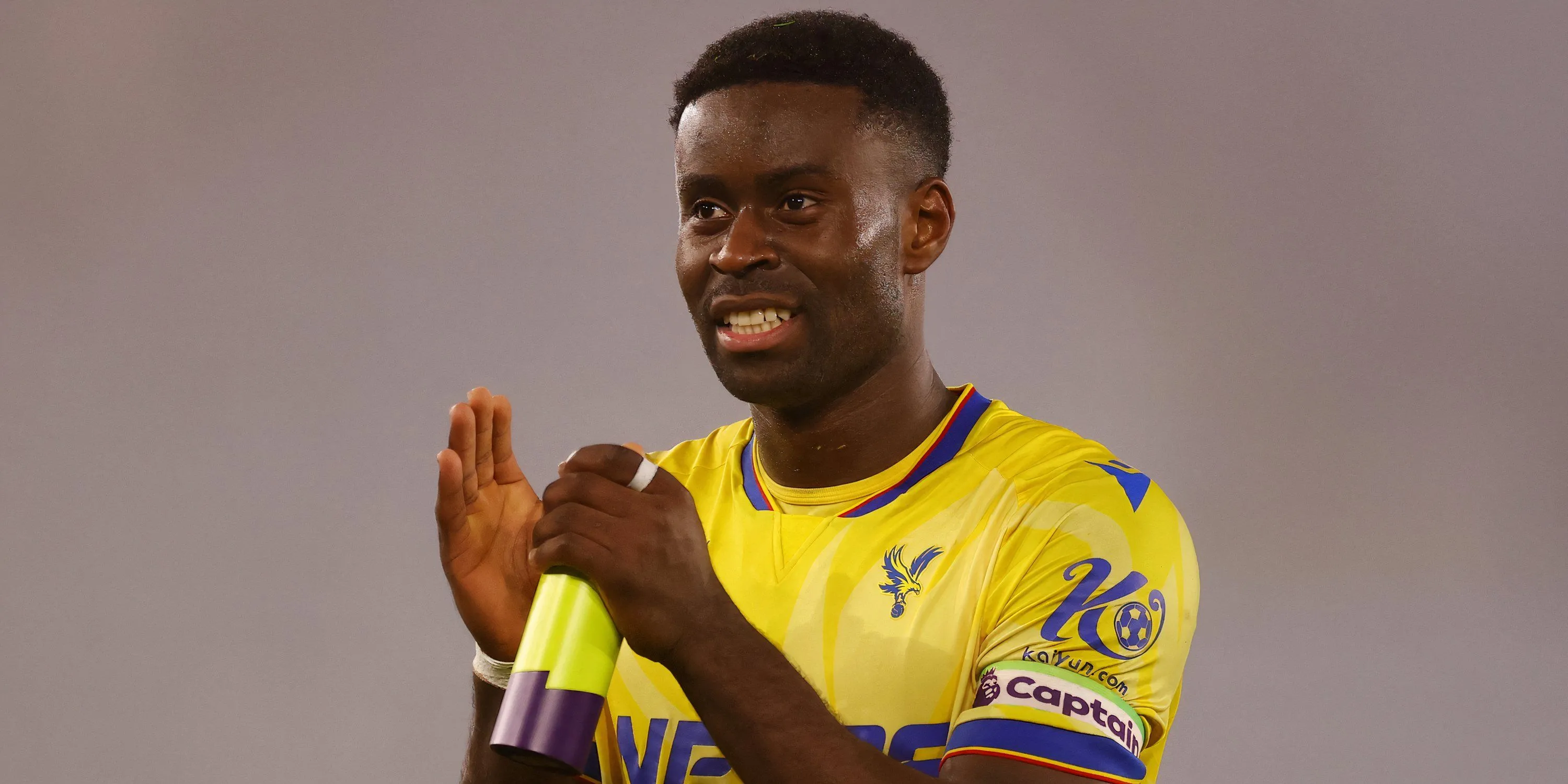 Marc Guehi ăn mừng sau một chiến thắng của Crystal Palace