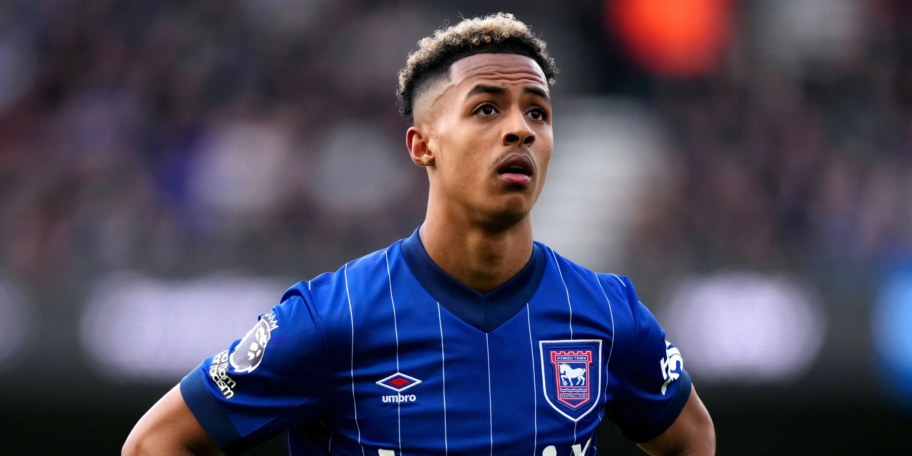 Omari Hutchinson trong màu áo Ipswich Town thi đấu tại Premier League