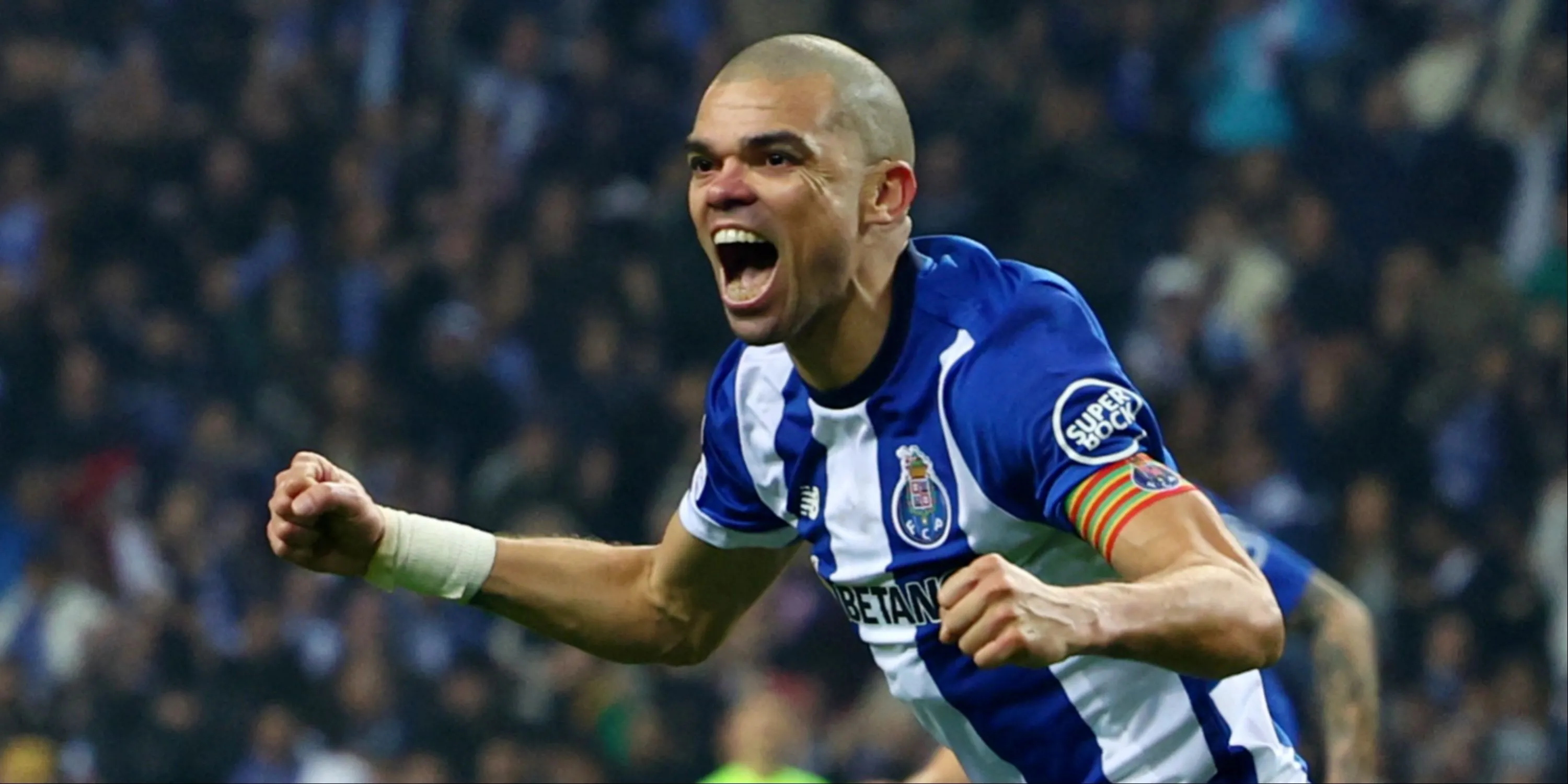 Pepe ăn mừng bàn thắng cho Porto trong trận gặp Shakhtar Donetsk