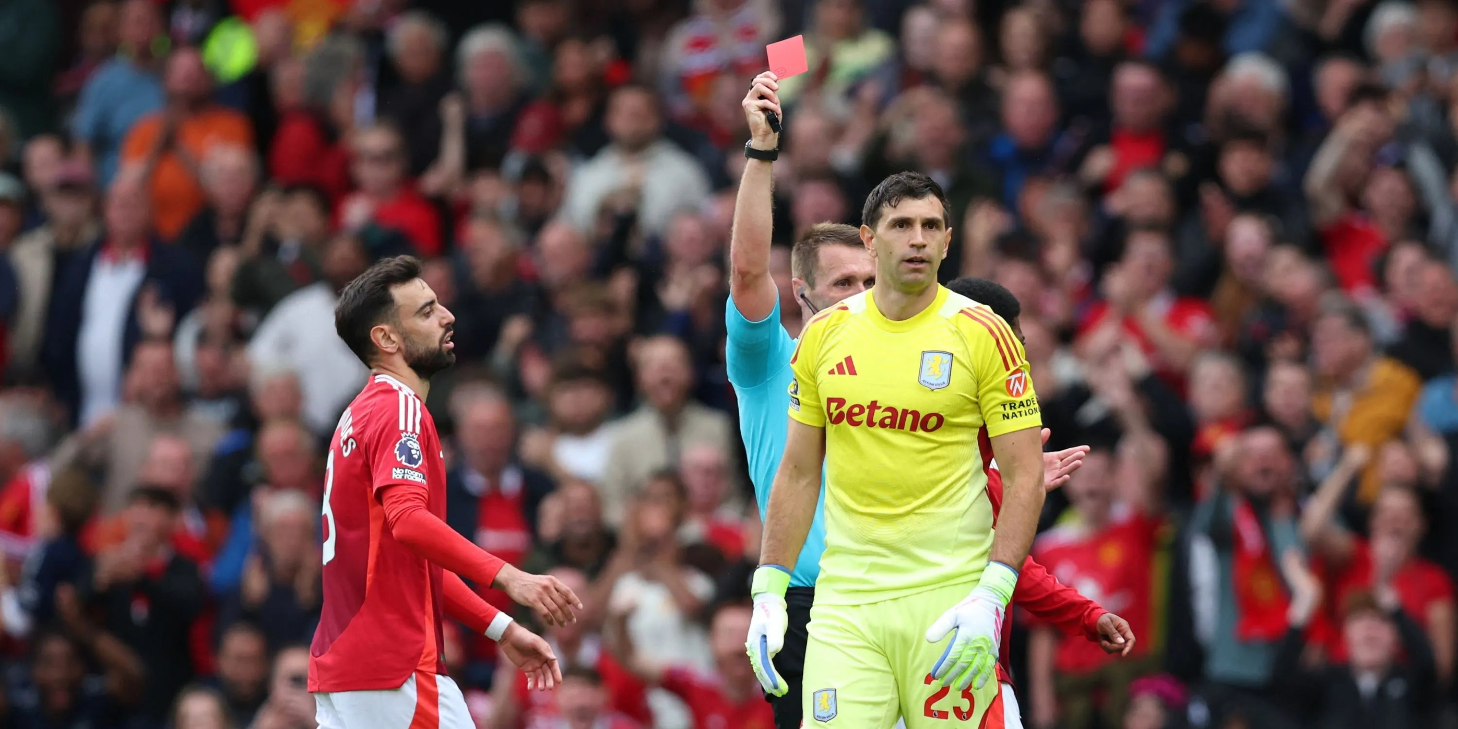 Thủ môn Emi Martínez của Aston Villa đối mặt tin đồn chuyển nhượng