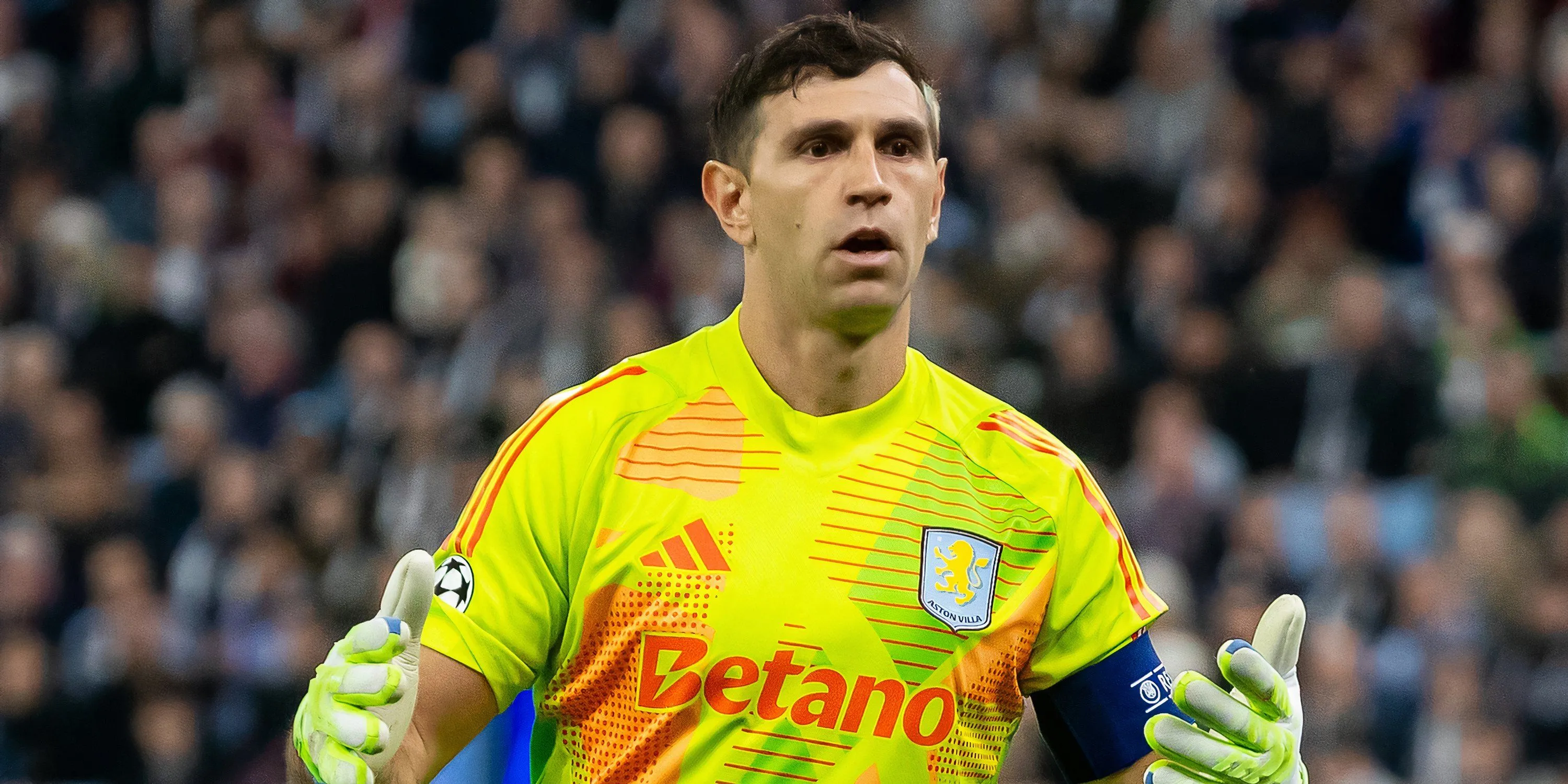 Thủ môn Emiliano Martinez khoác áo Aston Villa, trung tâm của tin đồn chuyển nhượng tới Manchester United ở Ngoại hạng Anh