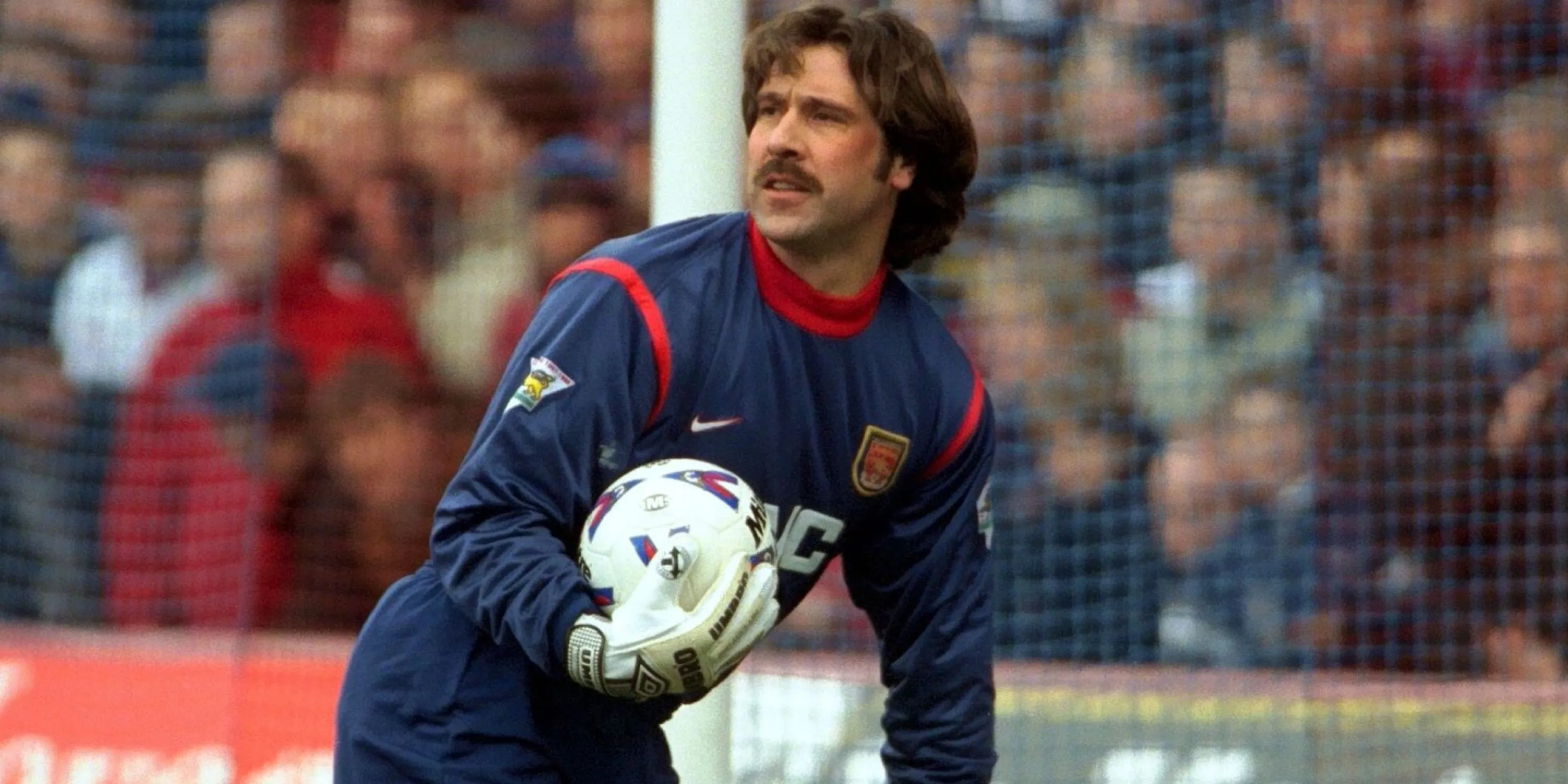 Thủ môn huyền thoại David Seaman của Arsenal cản phá trong trận đấu tại Premier League