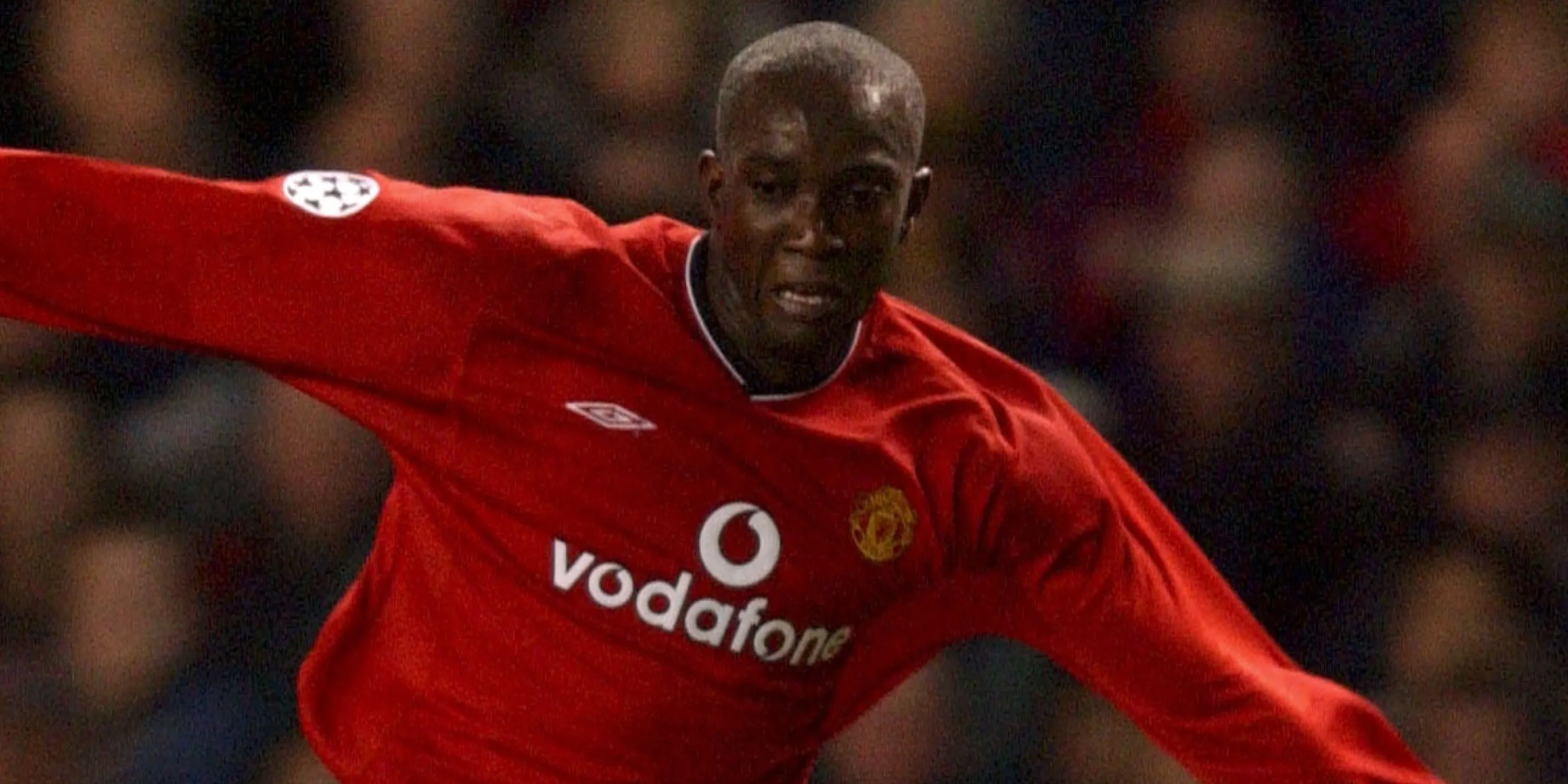 Tiền đạo Dwight Yorke của Manchester United ăn mừng bàn thắng tại Premier League