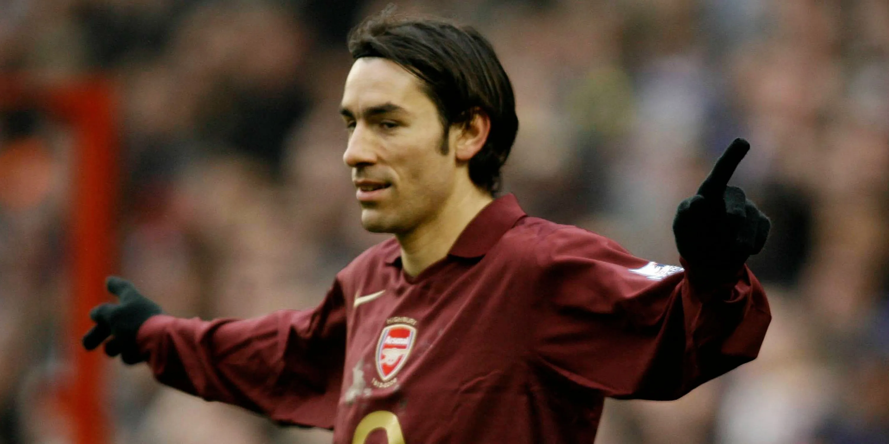 Tiền vệ chạy cánh Robert Pires của Arsenal đi bóng trong trận đấu tại Premier League