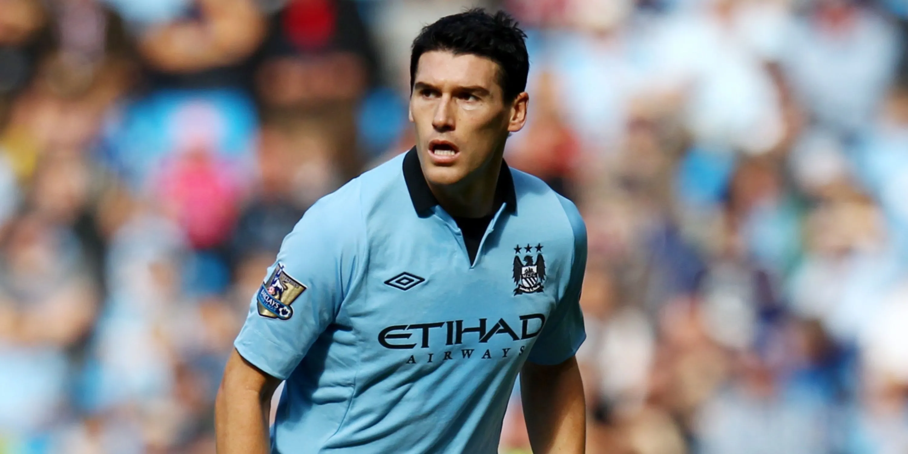 Tiền vệ Gareth Barry trong màu áo Manchester City thi đấu tại Premier League