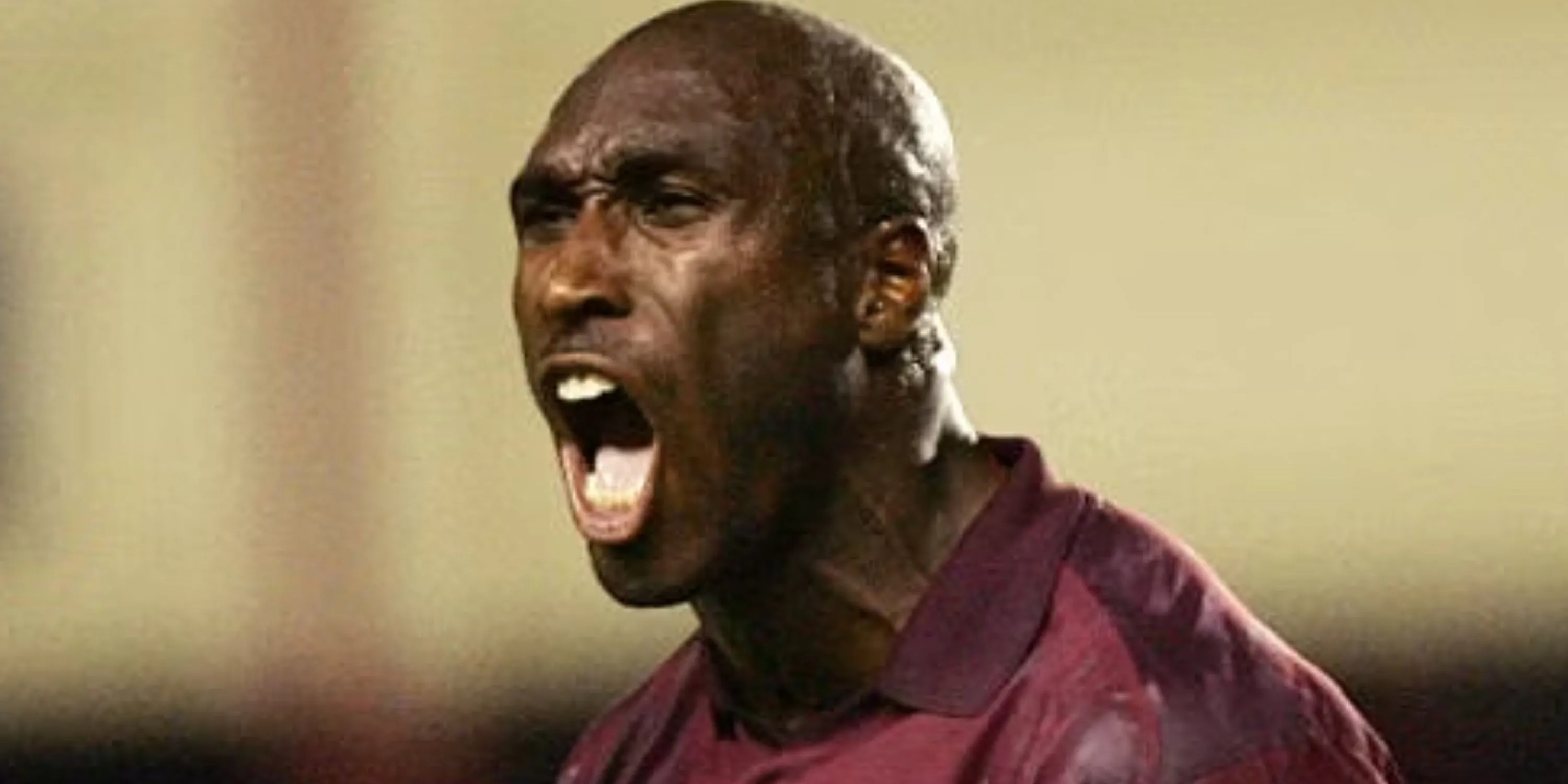 Trung vệ Sol Campbell trong màu áo Arsenal thi đấu tại Premier League