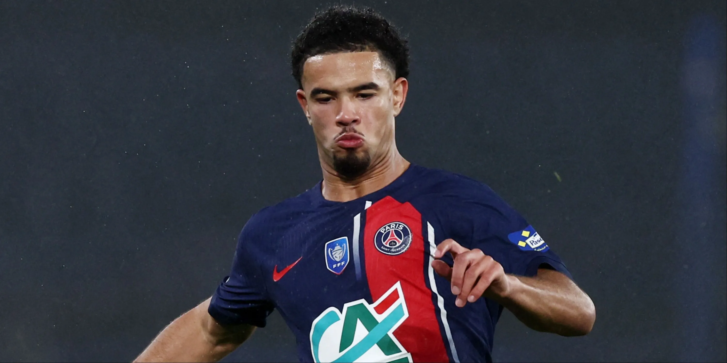 Warren Zaire-Emery thi đấu trong màu áo Paris Saint-Germain