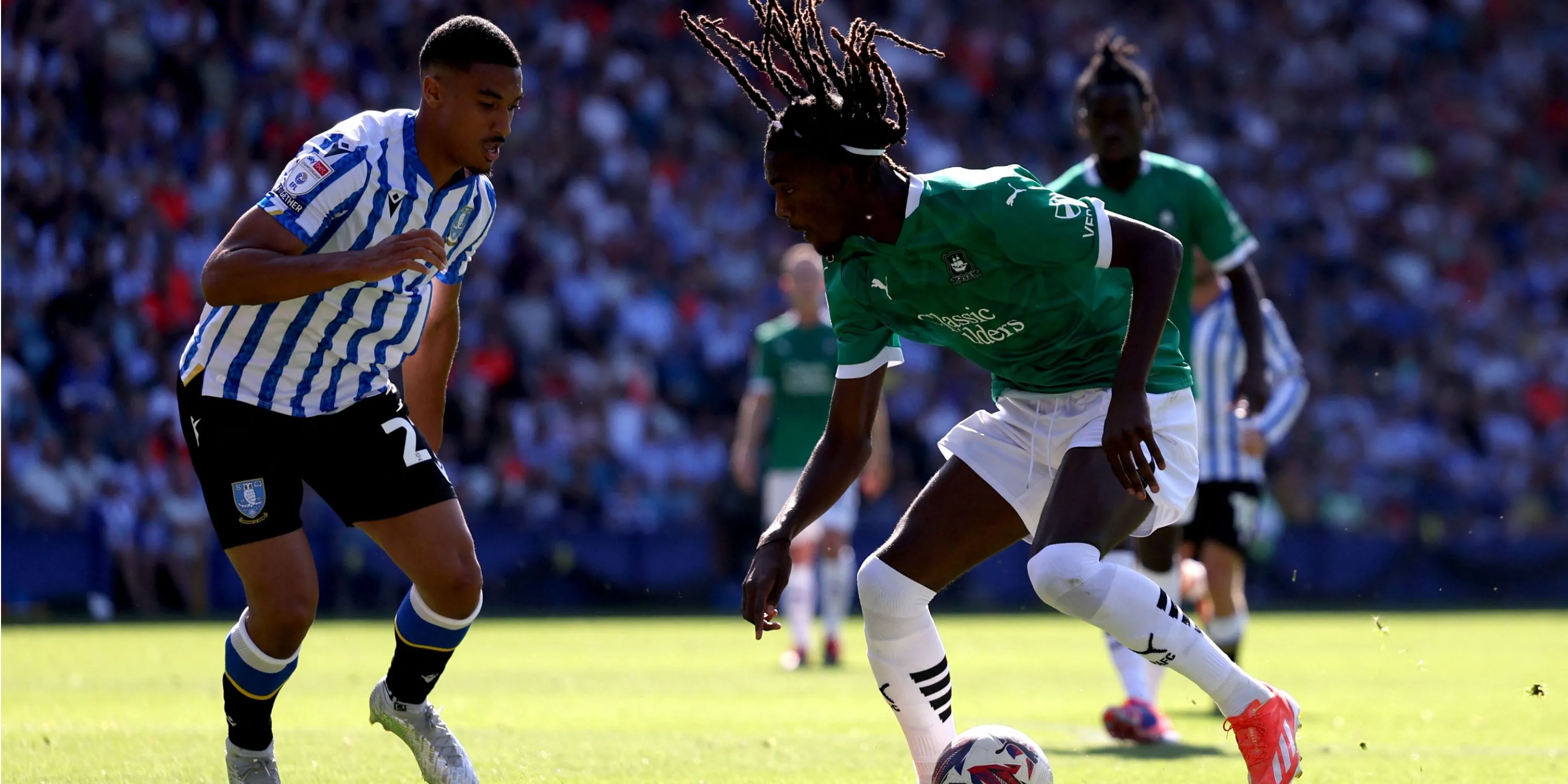 Akin Famewo, hậu vệ trụ cột của Sheffield Wednesday, chuẩn bị gia nhập Hull City.