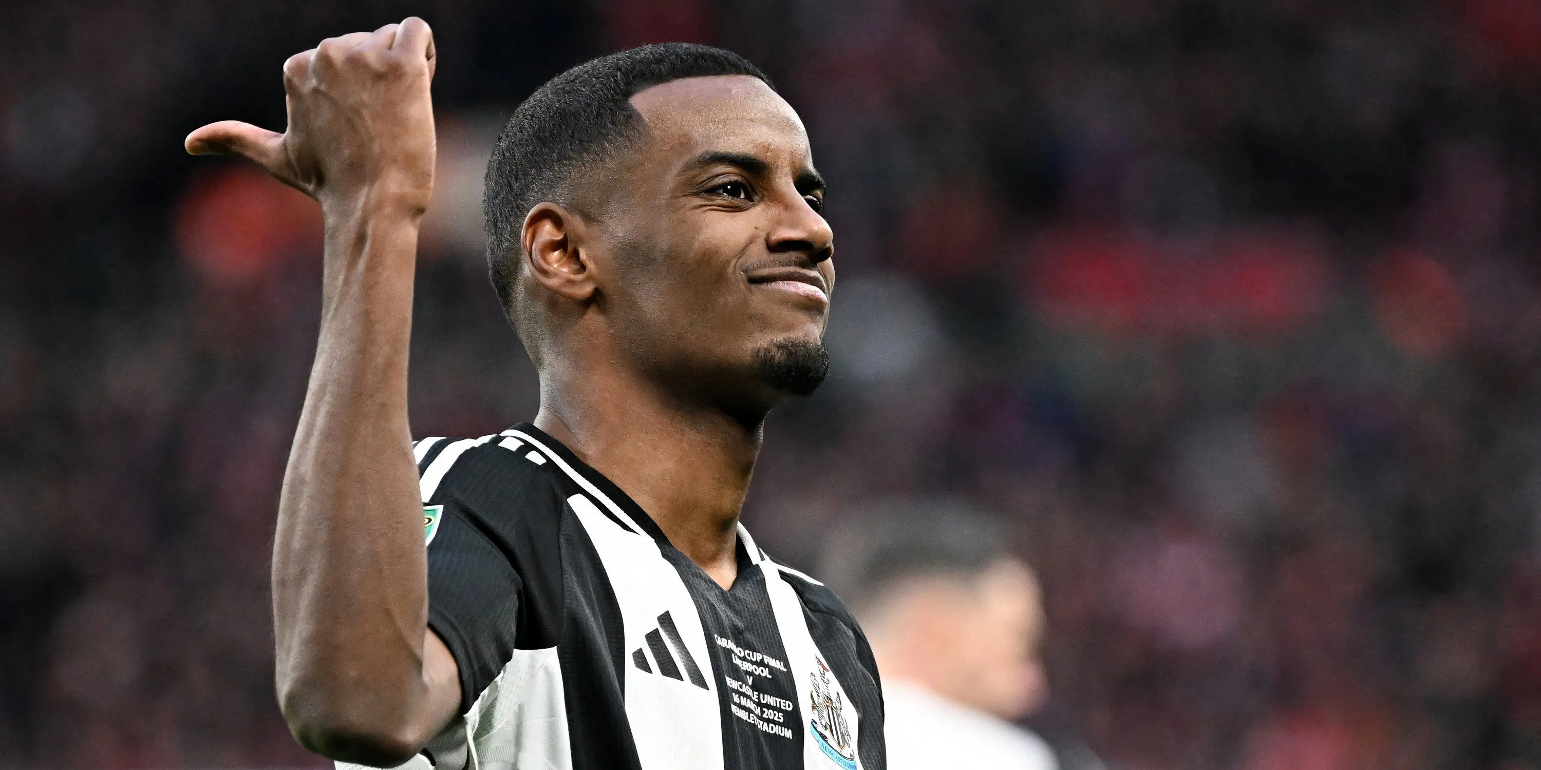 Alexander Isak trong màu áo Newcastle, gợi nhớ hình ảnh Thierry Henry