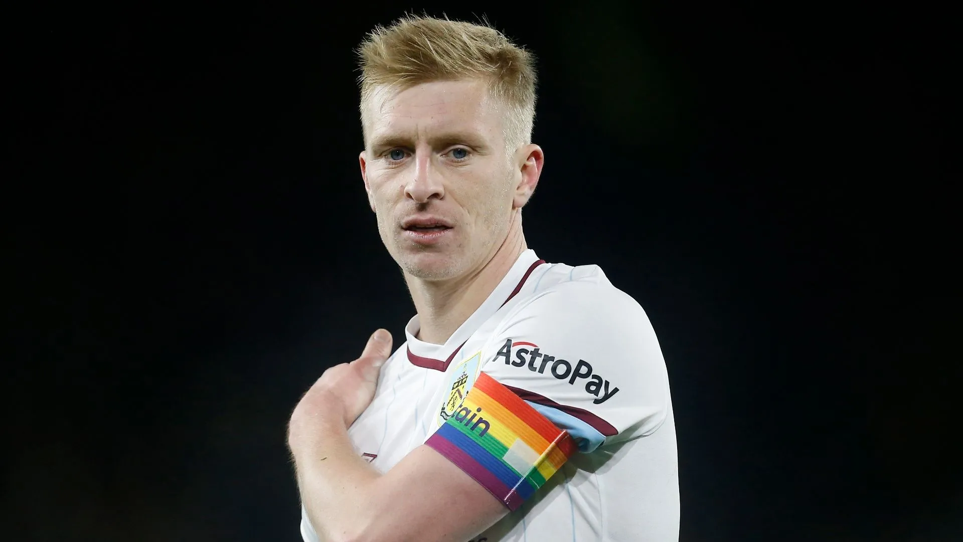 Ben Mee, trung vệ đáng tin cậy đã giúp Burnley hai lần giành quyền thăng hạng Premier League từ Championship.