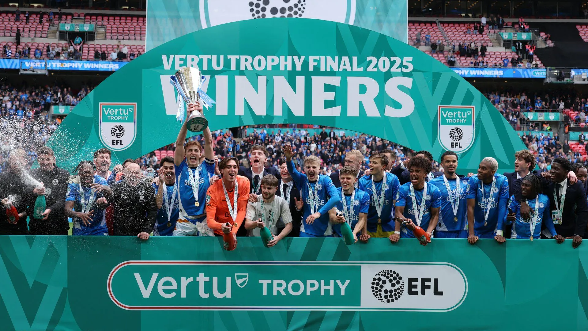 Các cầu thủ Peterborough United ăn mừng danh hiệu EFL Trophy, giải đấu mà Posh đã vô địch liên tiếp, thể hiện nỗ lực cạnh tranh