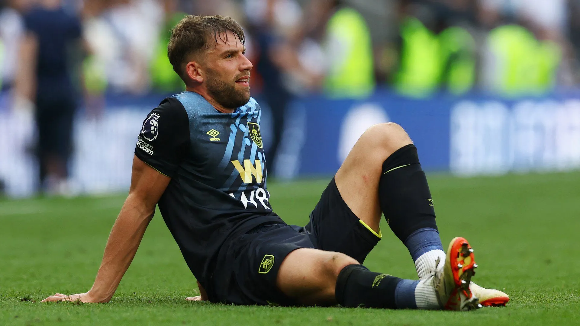 Charlie Taylor trong màu áo Burnley tại Ngoại hạng Anh