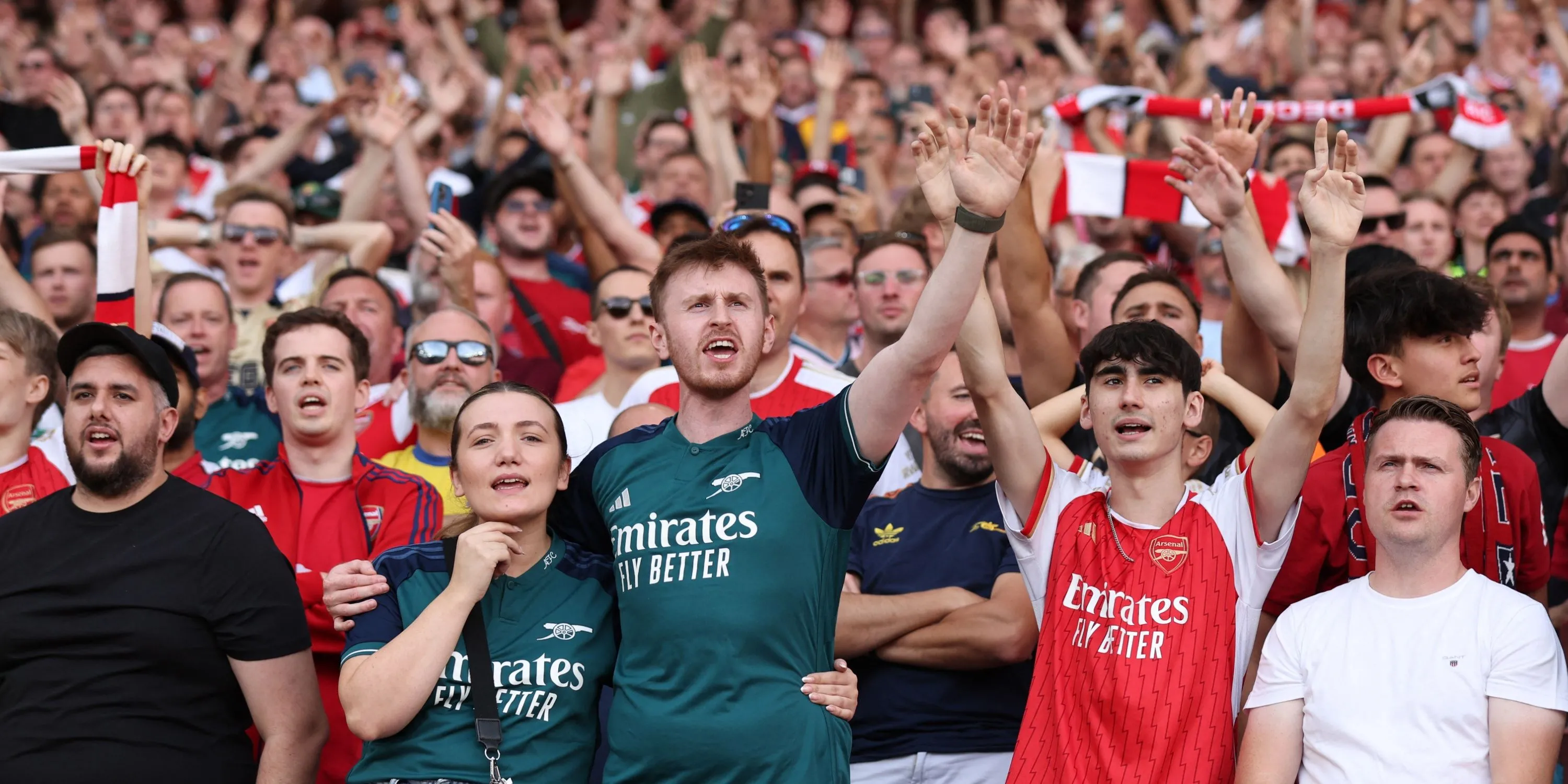 Cổ động viên Arsenal hát vang tại sân Emirates